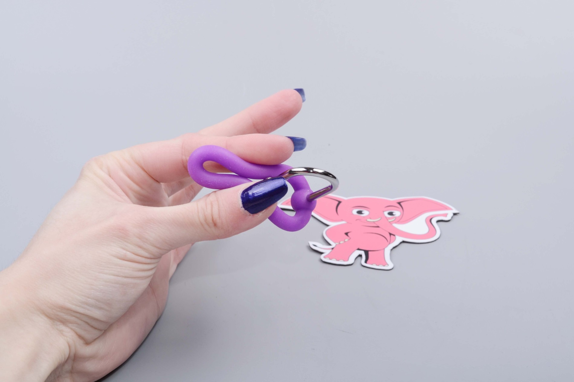 Sperma Stopper se silikonovým kroužkem Glans Ring (8 mm), v ruce