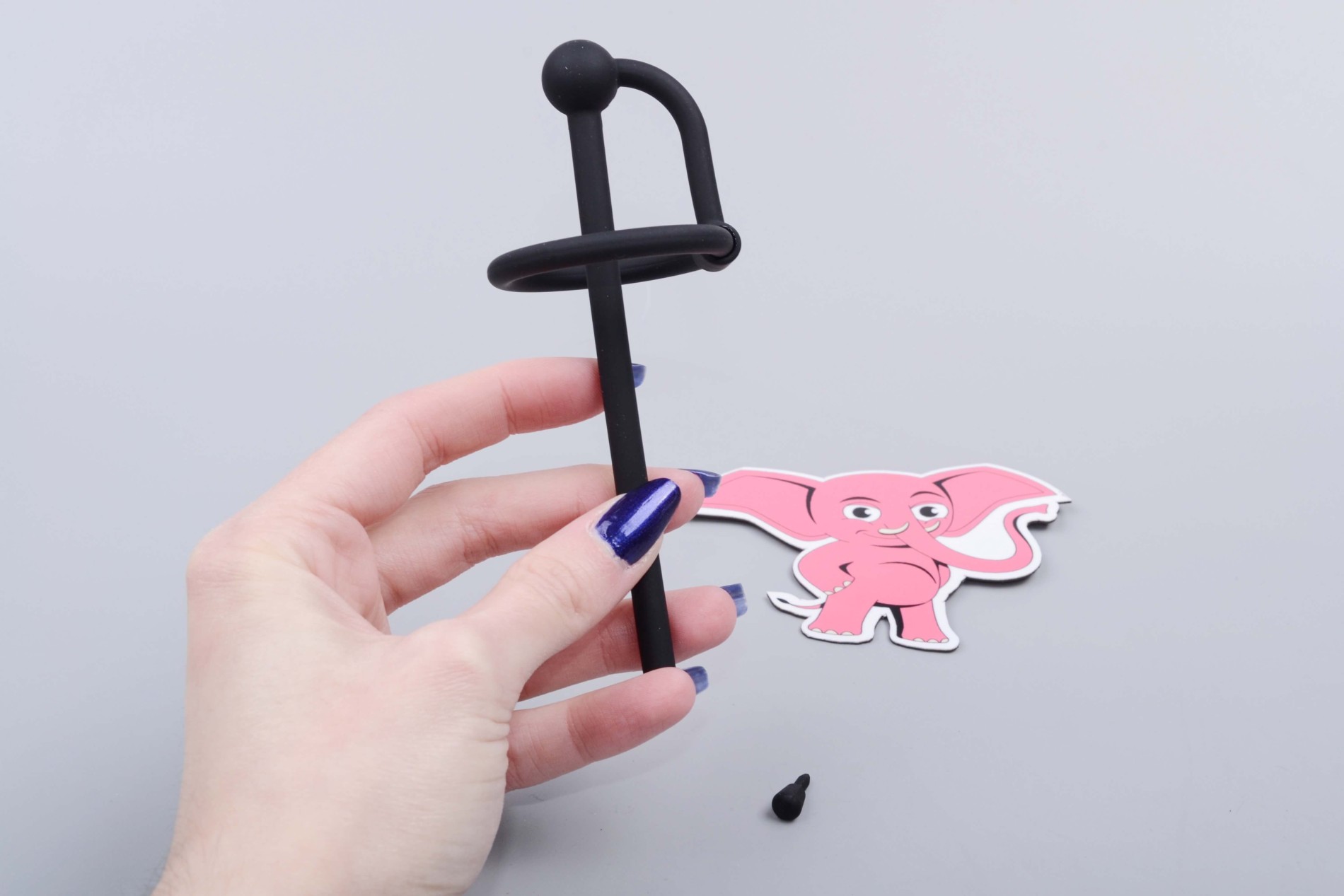 Silikonový sperma stopper s kroužkem a zátkou Pissing Pleasure (6 mm), v ruce