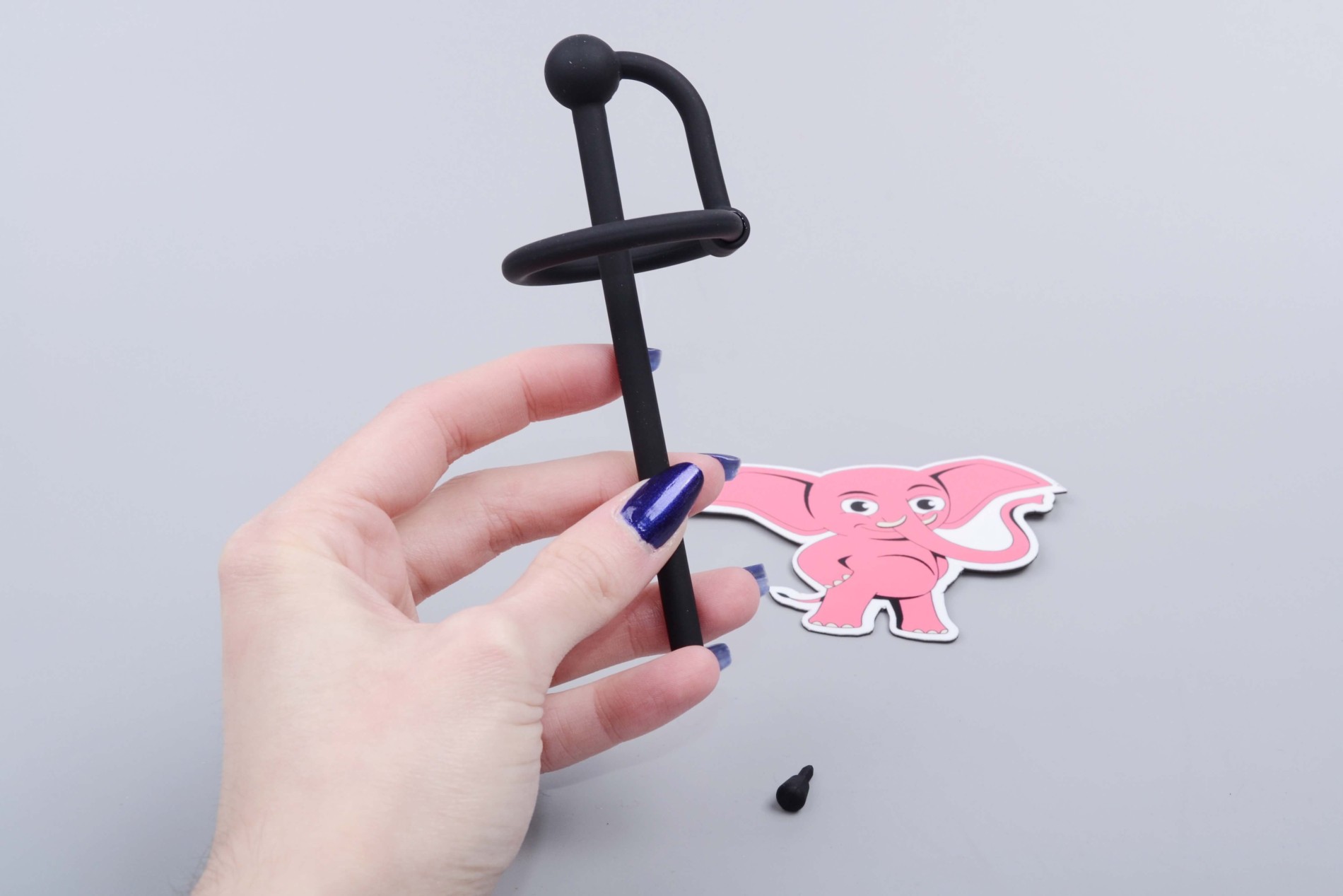 Silikonový sperma stopper s kroužkem a zátkou Pissing Pleasure (6 mm), v ruce