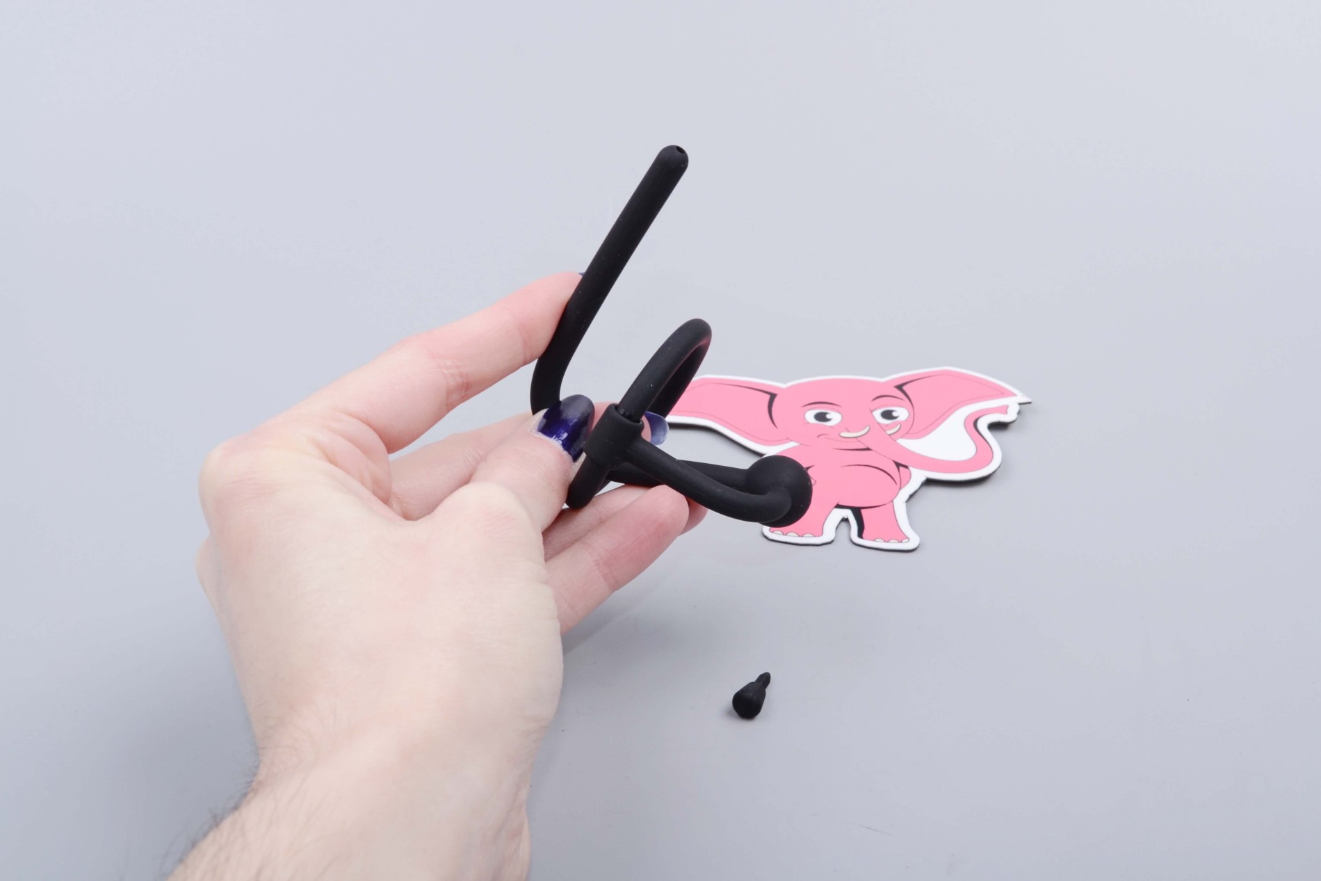 Silikonový sperma stopper s kroužkem a zátkou Pissing Pleasure (6 mm), v ruce