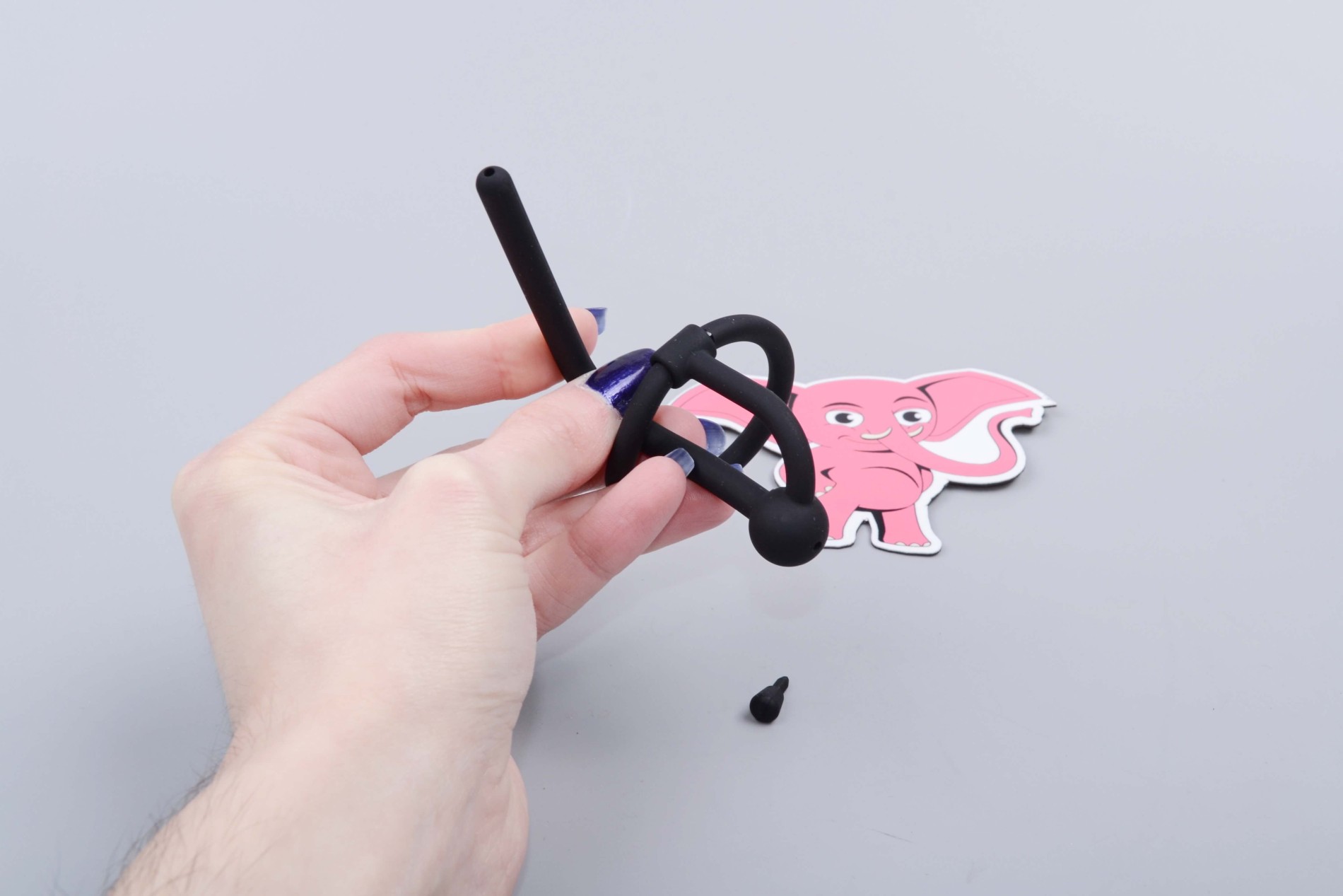 Silikonový sperma stopper s kroužkem a zátkou Pissing Pleasure (6 mm), v ruce