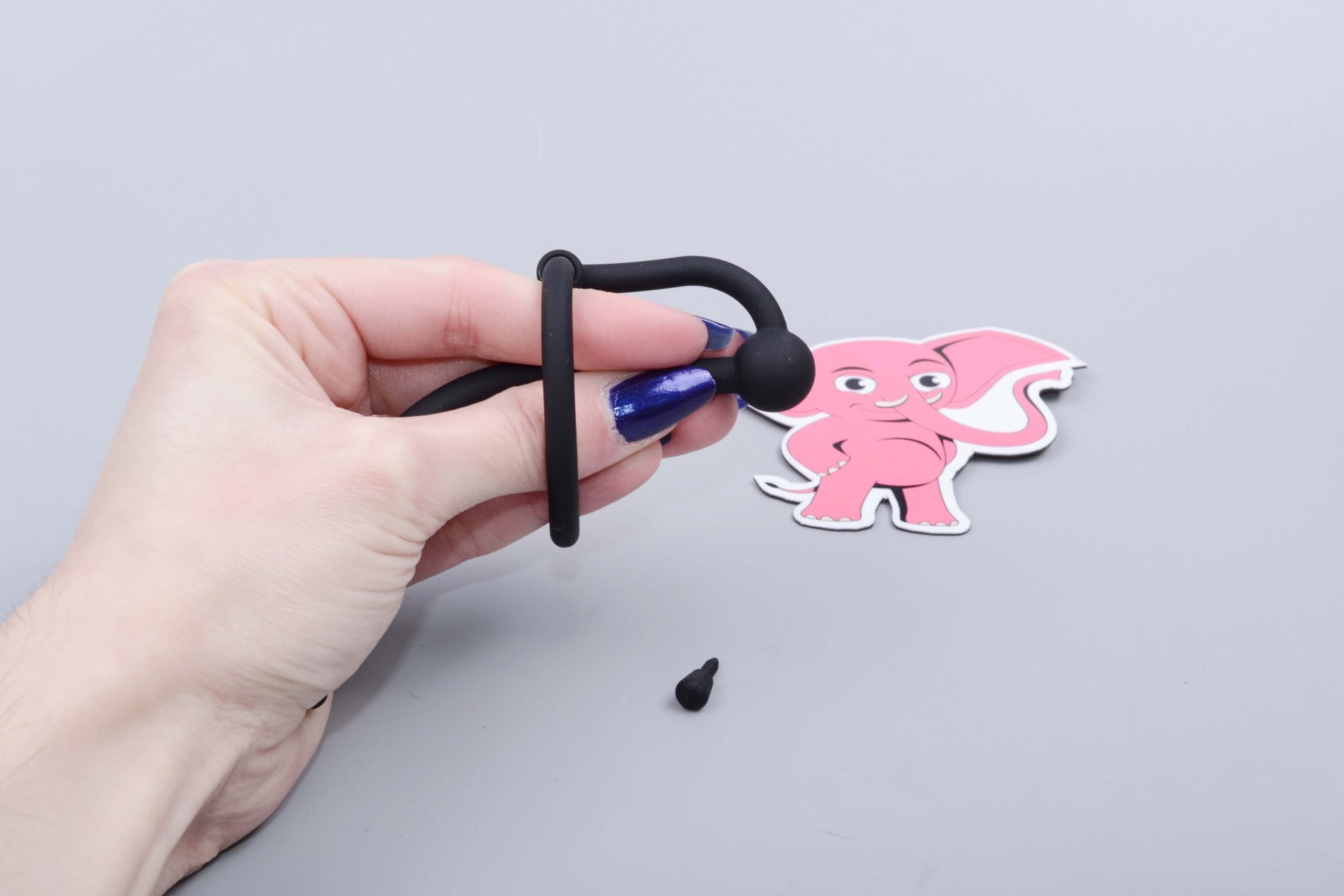 Silikonový sperma stopper s kroužkem a zátkou Pissing Pleasure (6 mm), v ruce
