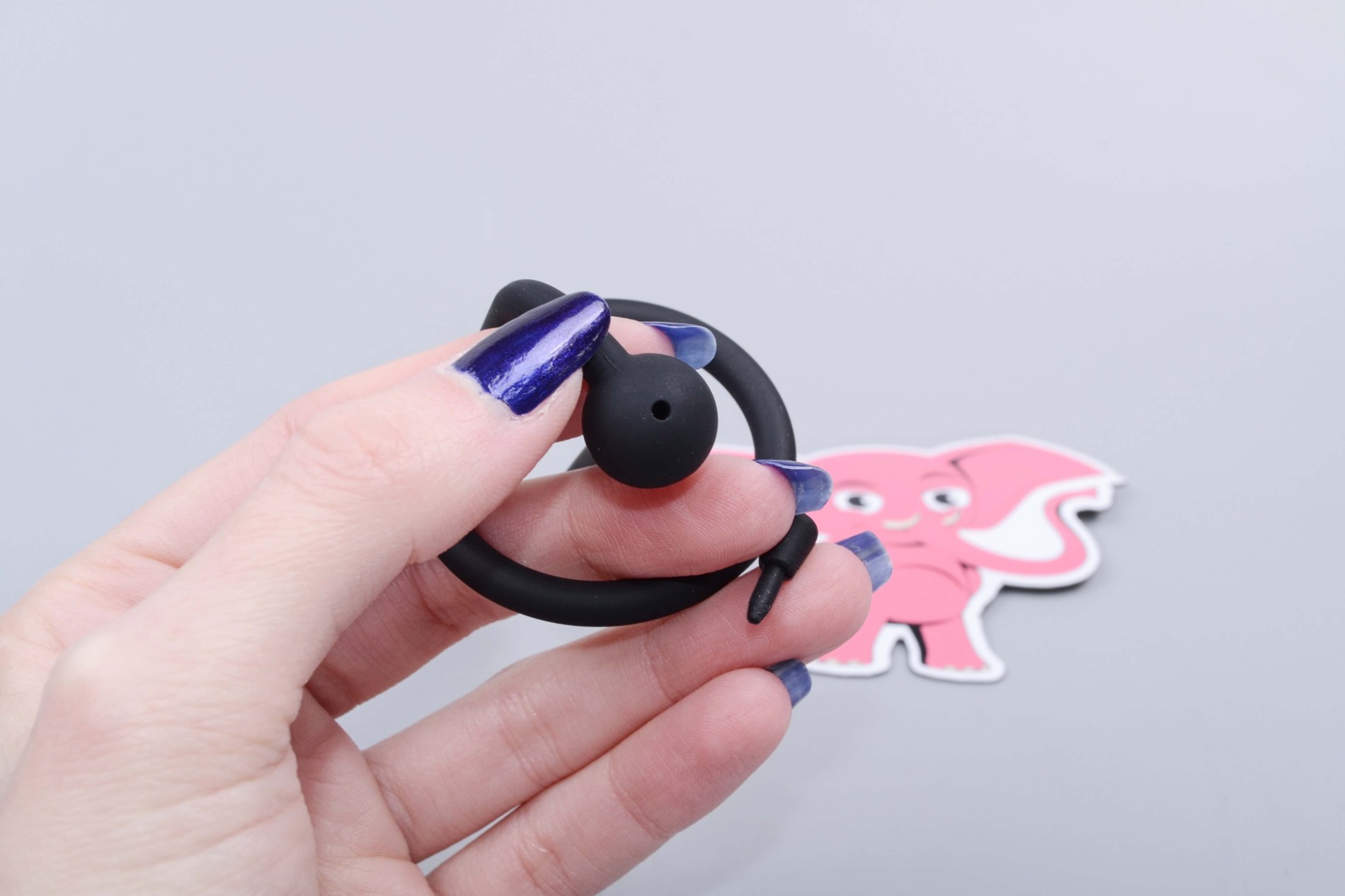 Silikonový sperma stopper s kroužkem a zátkou Pissing Pleasure (6 mm), v ruce