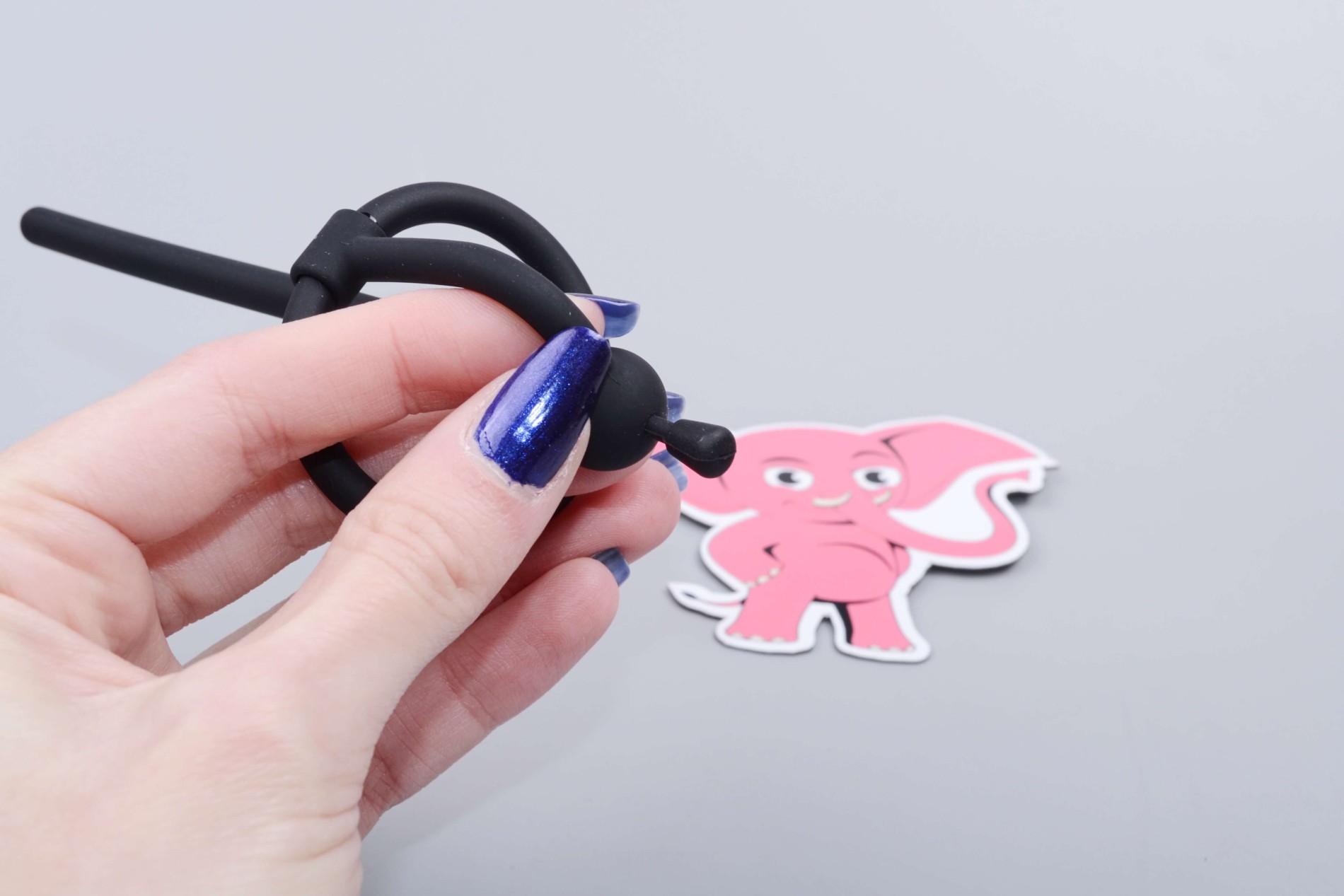 Silikonový sperma stopper s kroužkem a zátkou Pissing Pleasure (6 mm), v ruce