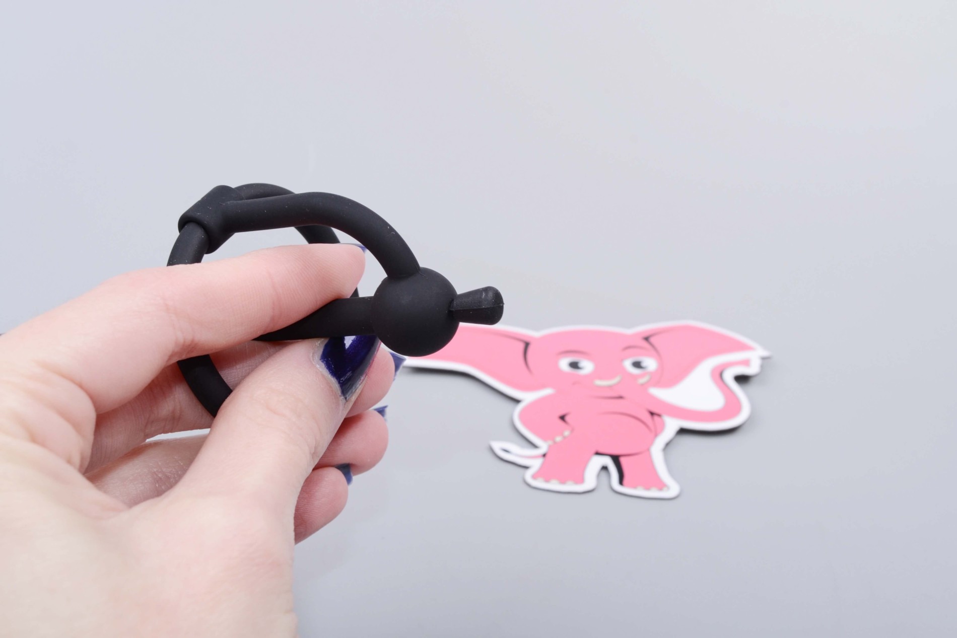 Silikonový sperma stopper s kroužkem a zátkou Pissing Pleasure (6 mm), v ruce