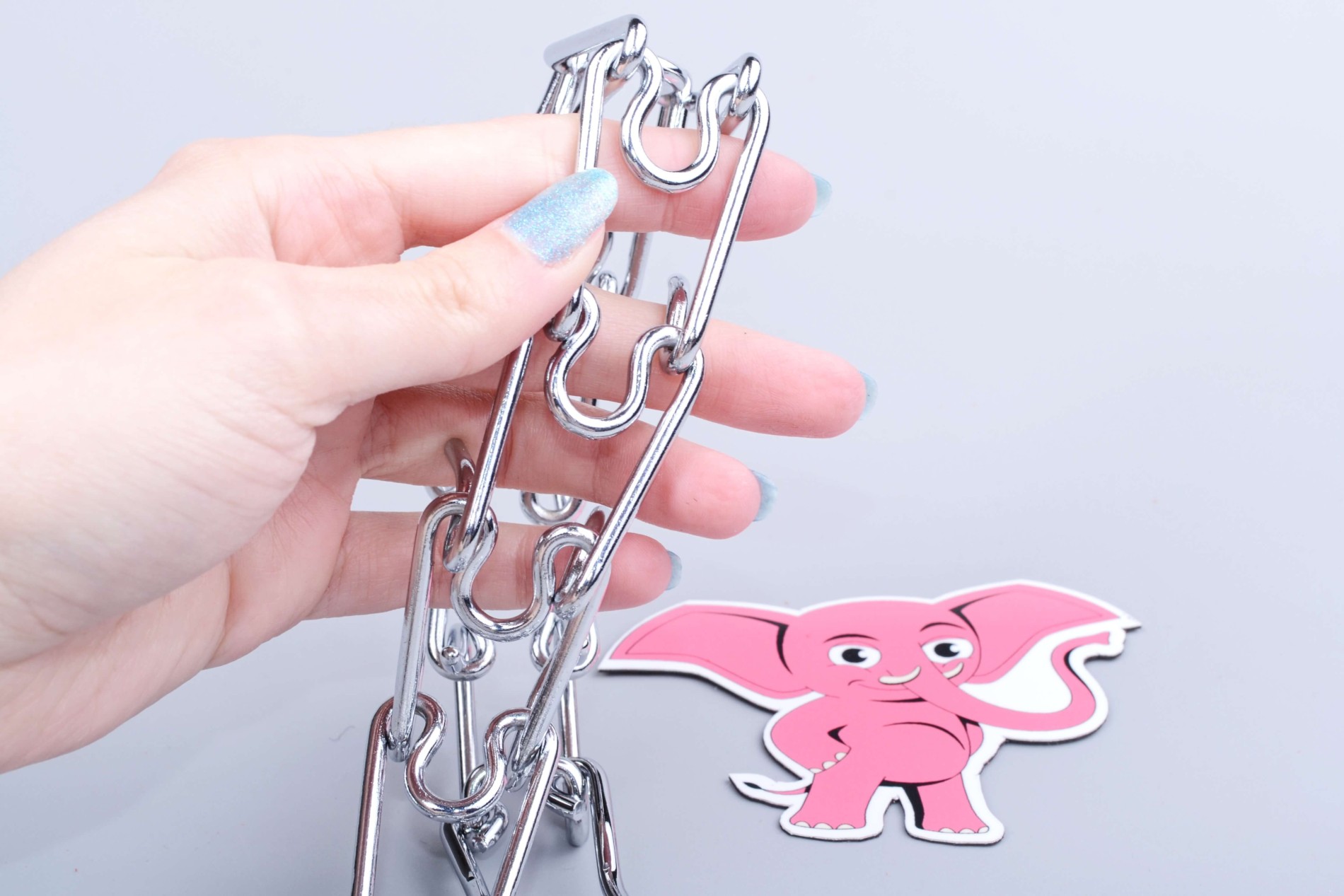 Kovový obojek s hroty Respect, v ruce