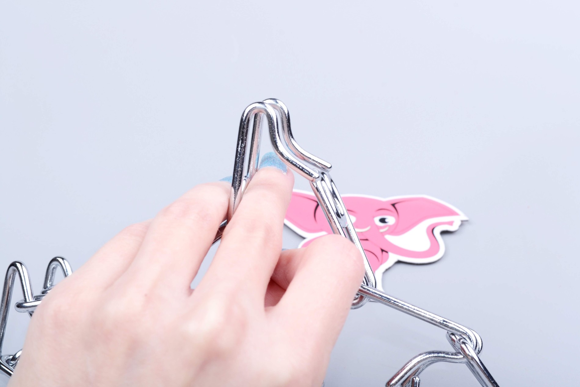 Kovový obojek s hroty Respect, v ruce