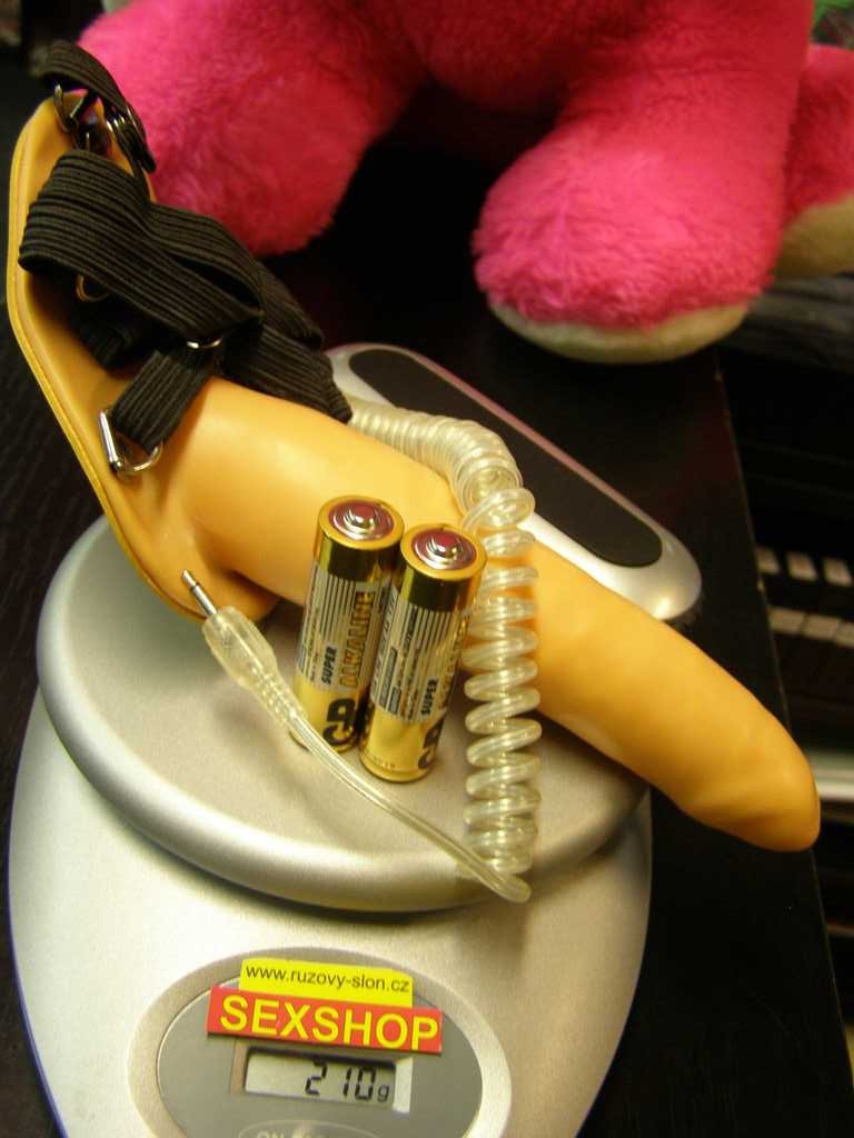 Připínací penis pro ženy s vibrací 13 cm