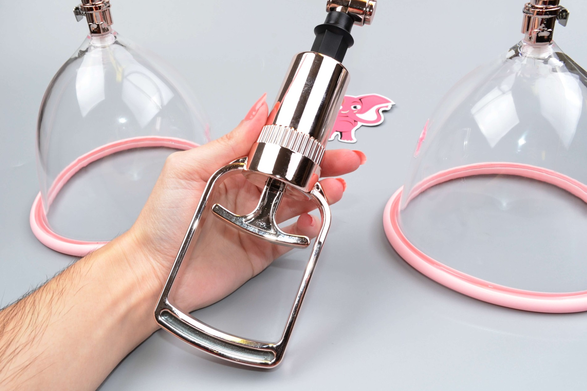 Vakuová pumpa na prsa Rose Gold - L, v ruce