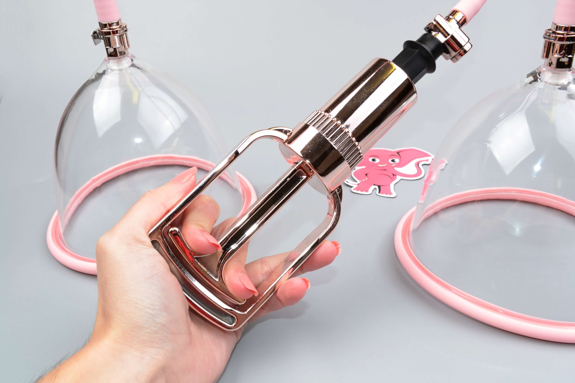 Vakuová pumpa na prsa Rose Gold - L, v ruce