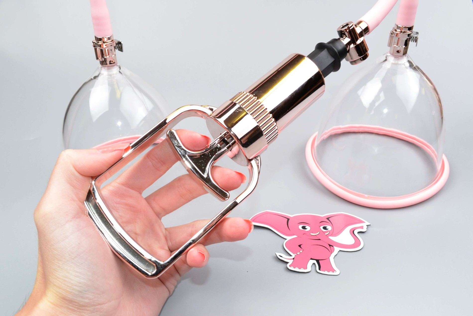 Vakuová pumpa na prsa Rose Gold - M, v ruce