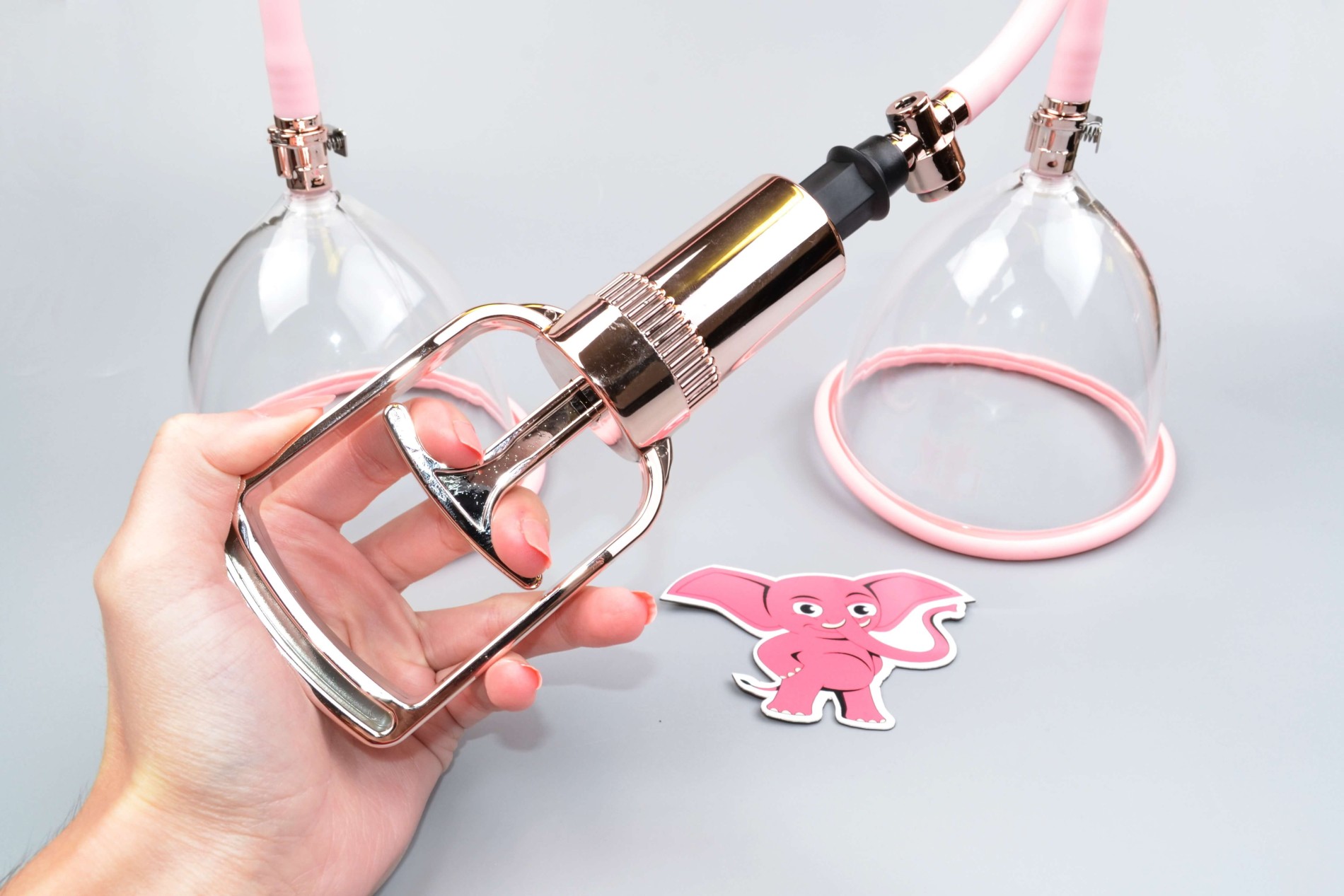 Vakuová pumpa na prsa Rose Gold - M, v ruce