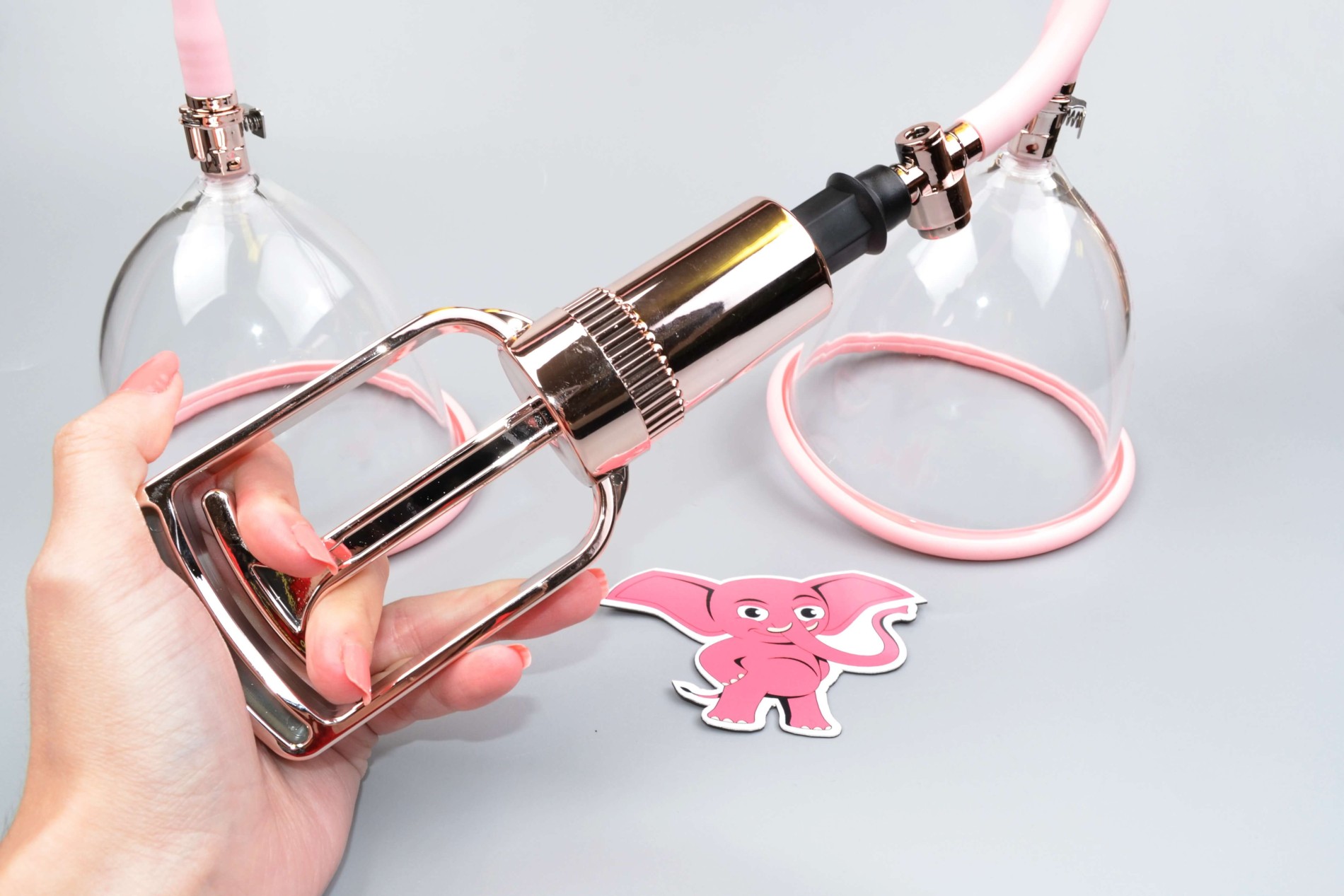 Vakuová pumpa na prsa Rose Gold - M, v ruce