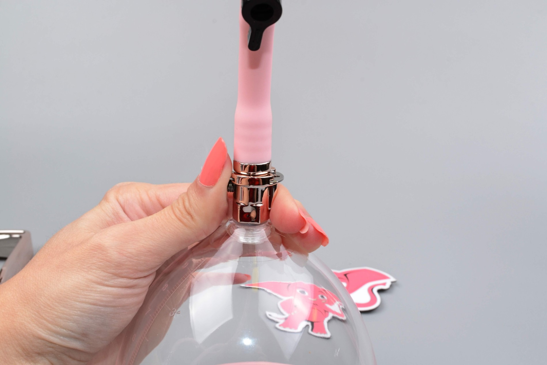 Vakuová pumpa na prsa Rose Gold - M, v ruce