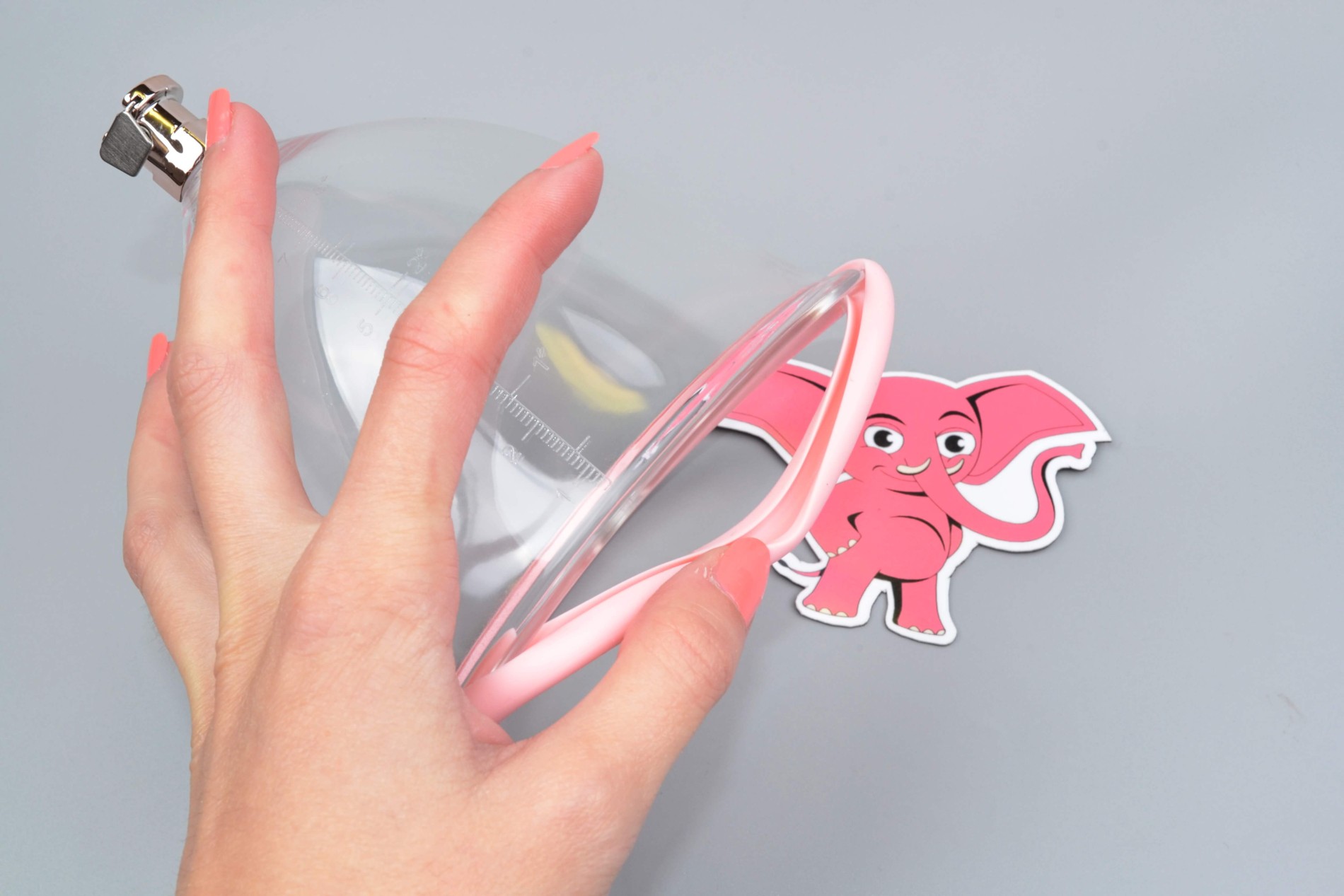 Vakuová pumpa na prsa Rose Gold - M, v ruce