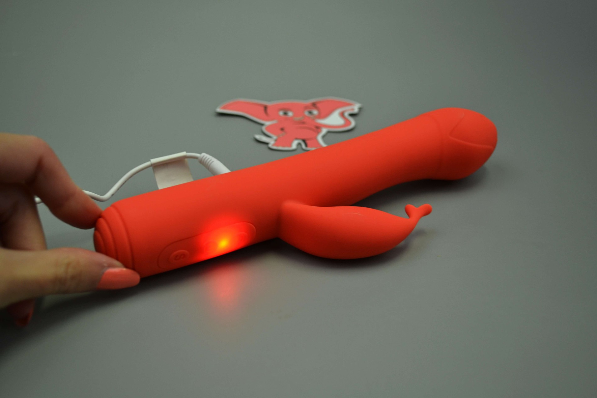 Vibrátor s výběžkem na klitoris Tulip, svítí ve tmě