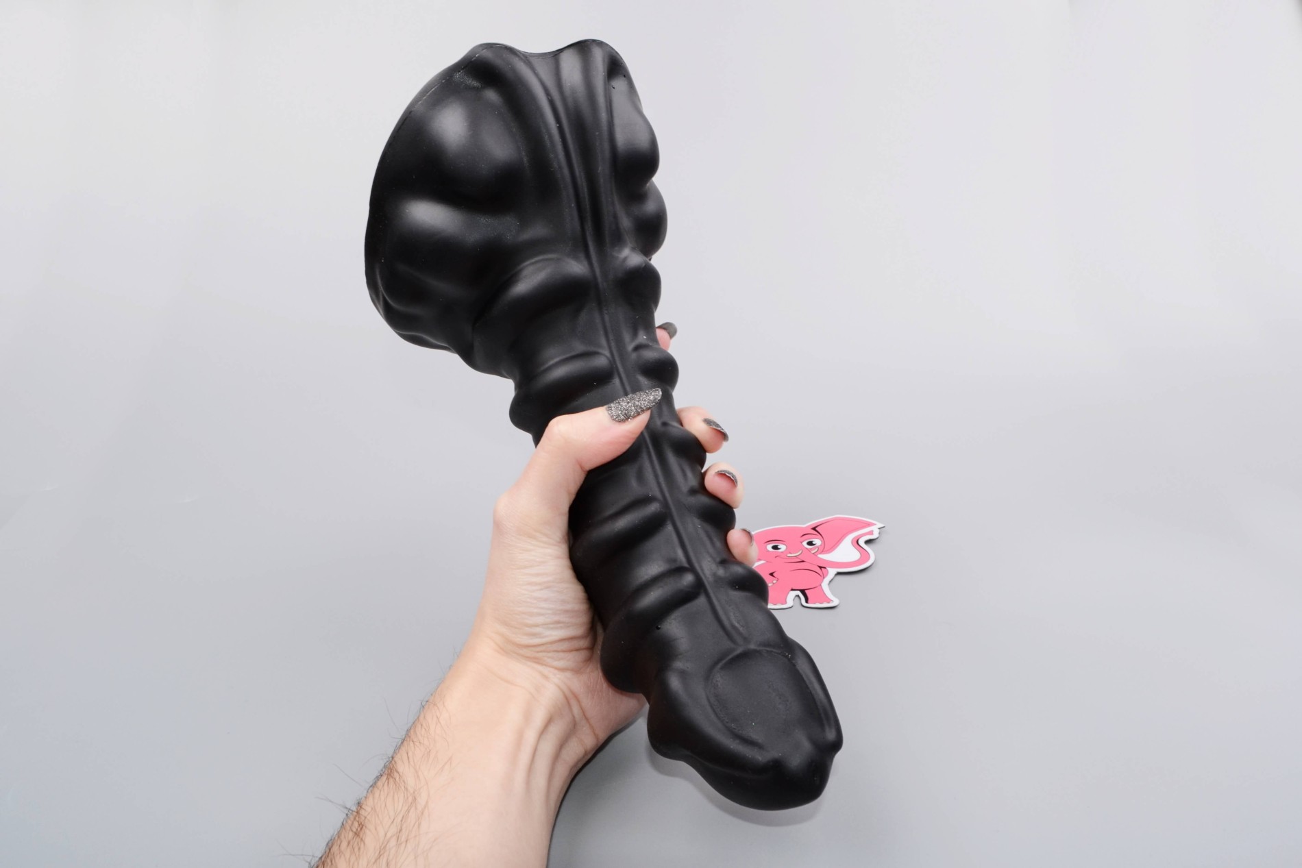Monster dildo Leviathan (23,5 cm), v ruce