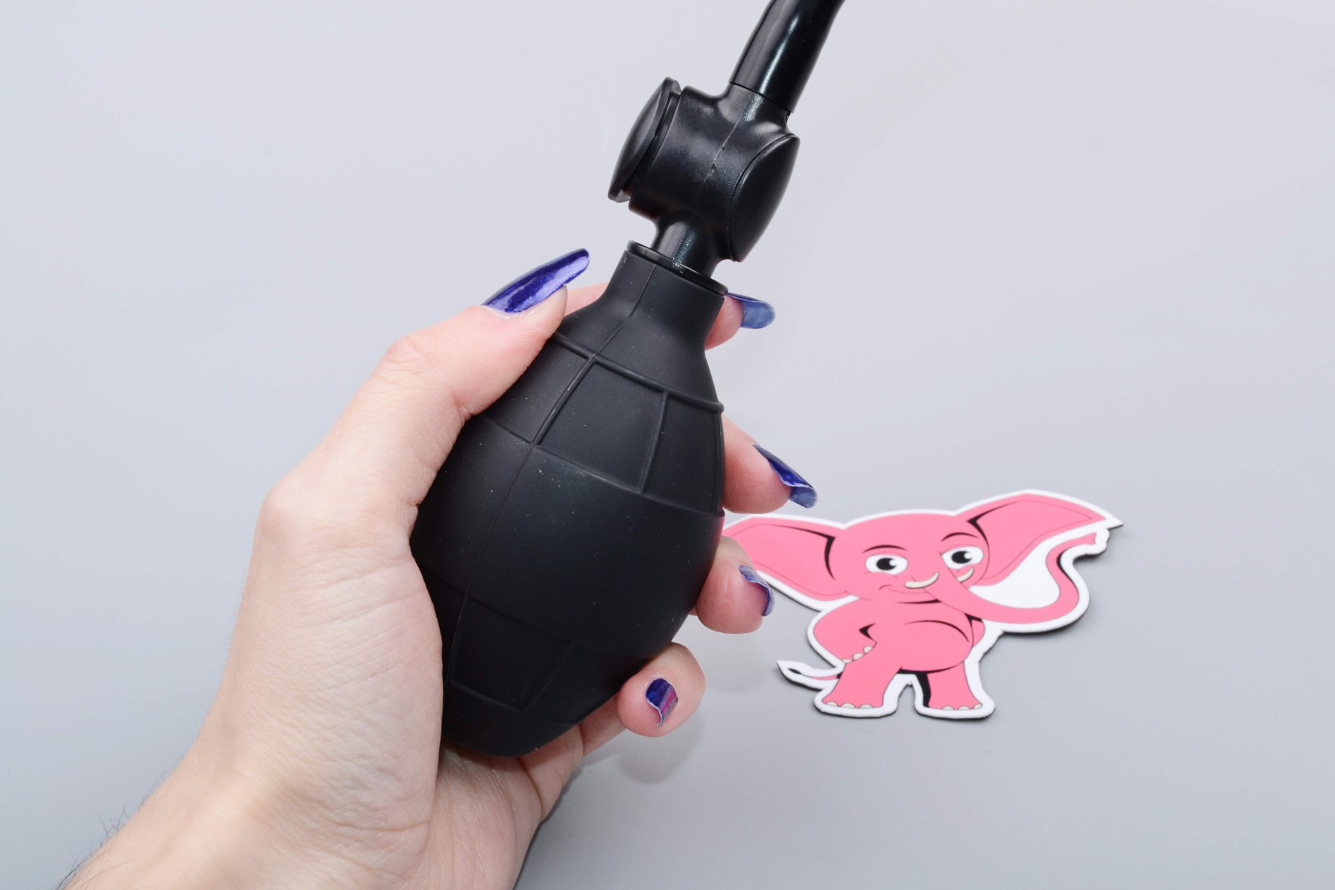 Manuální vakuová pumpa na vaginu Black Bliss, v ruce