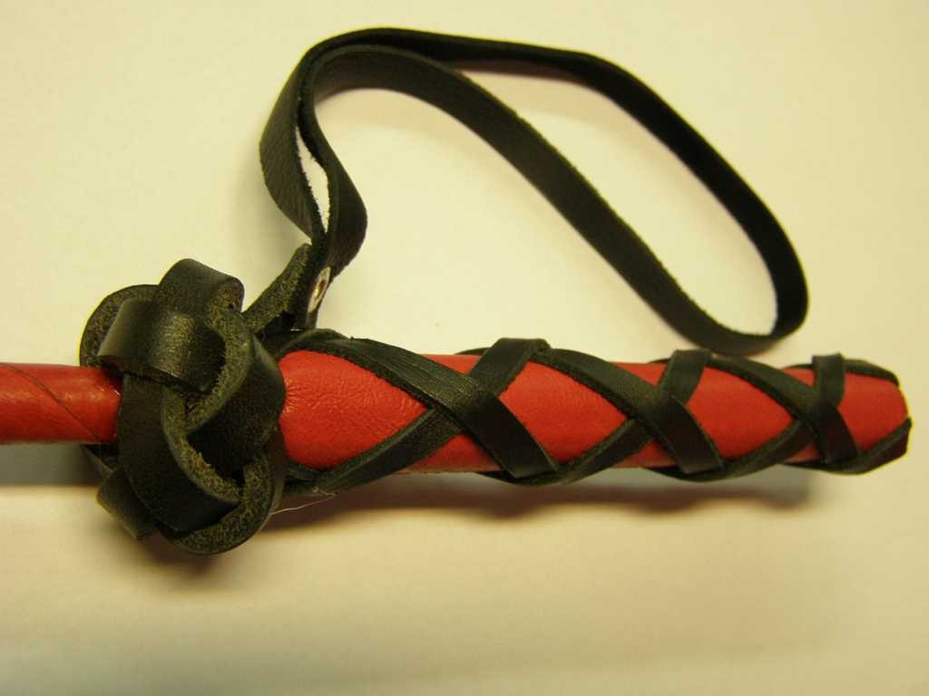 Bičík zdobený, kůže