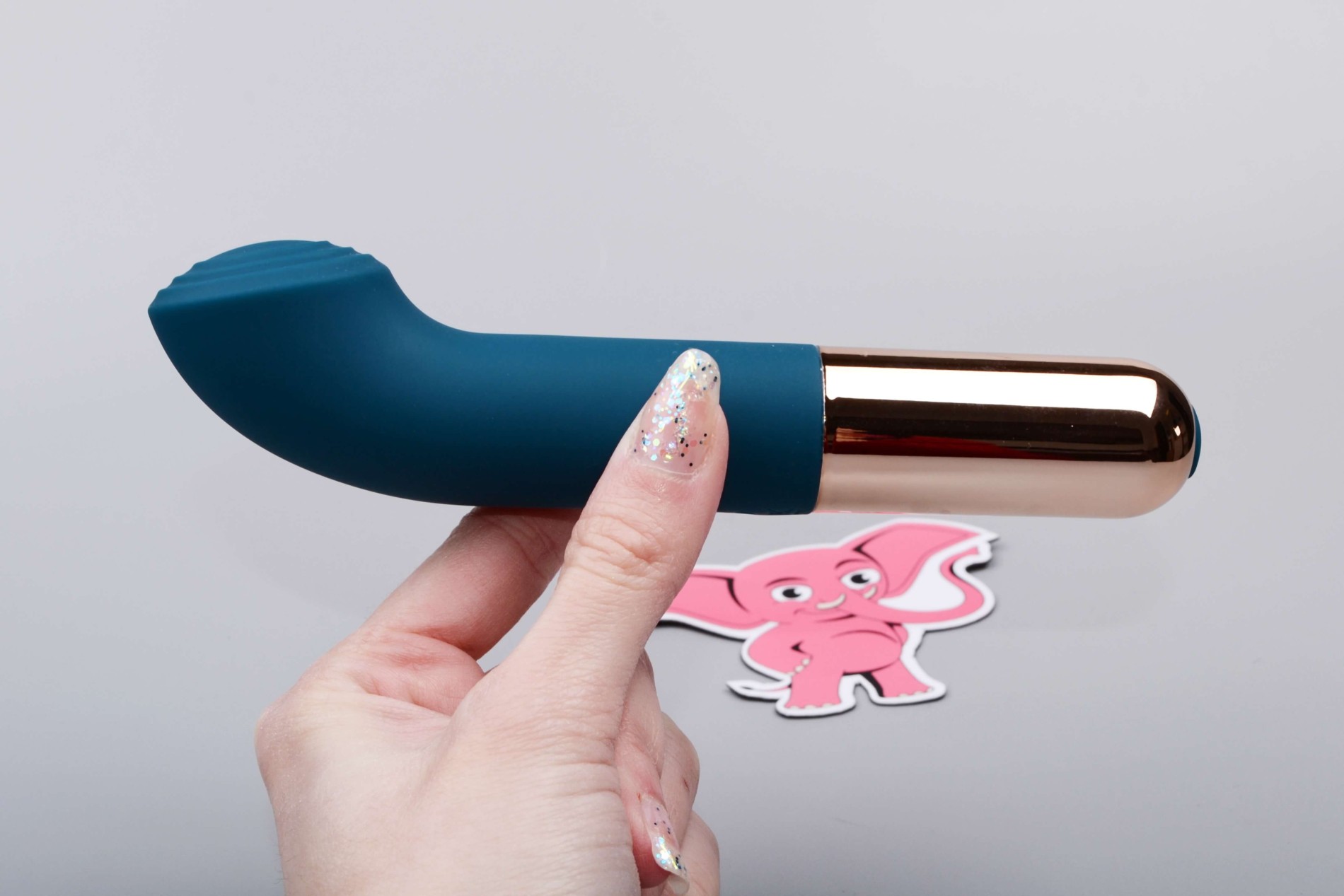 Silikonový vibrátor G Spotix, v ruce