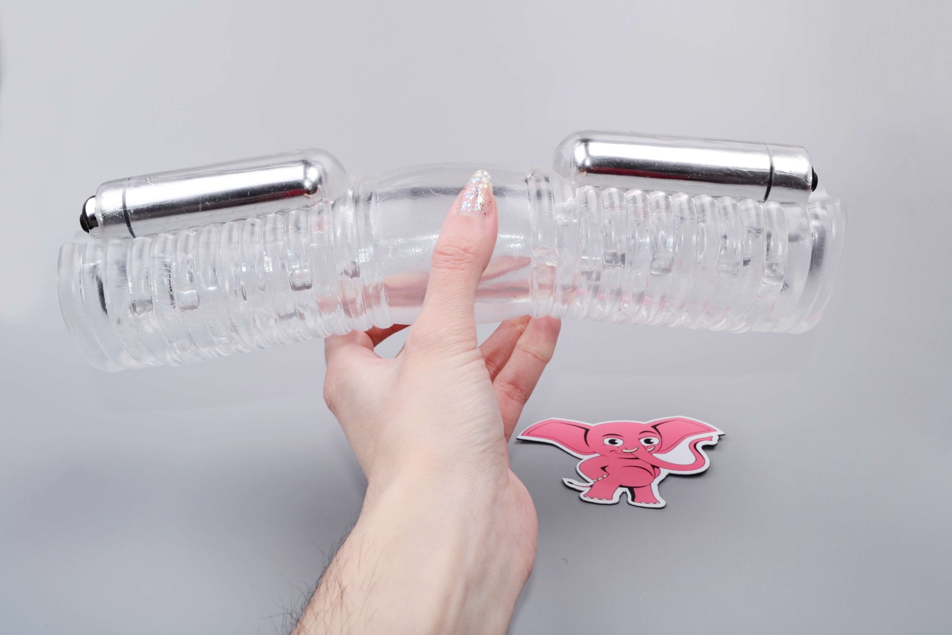 Vibrační oboustranný masturbátor Head to Head (26,5 cm), v ruce