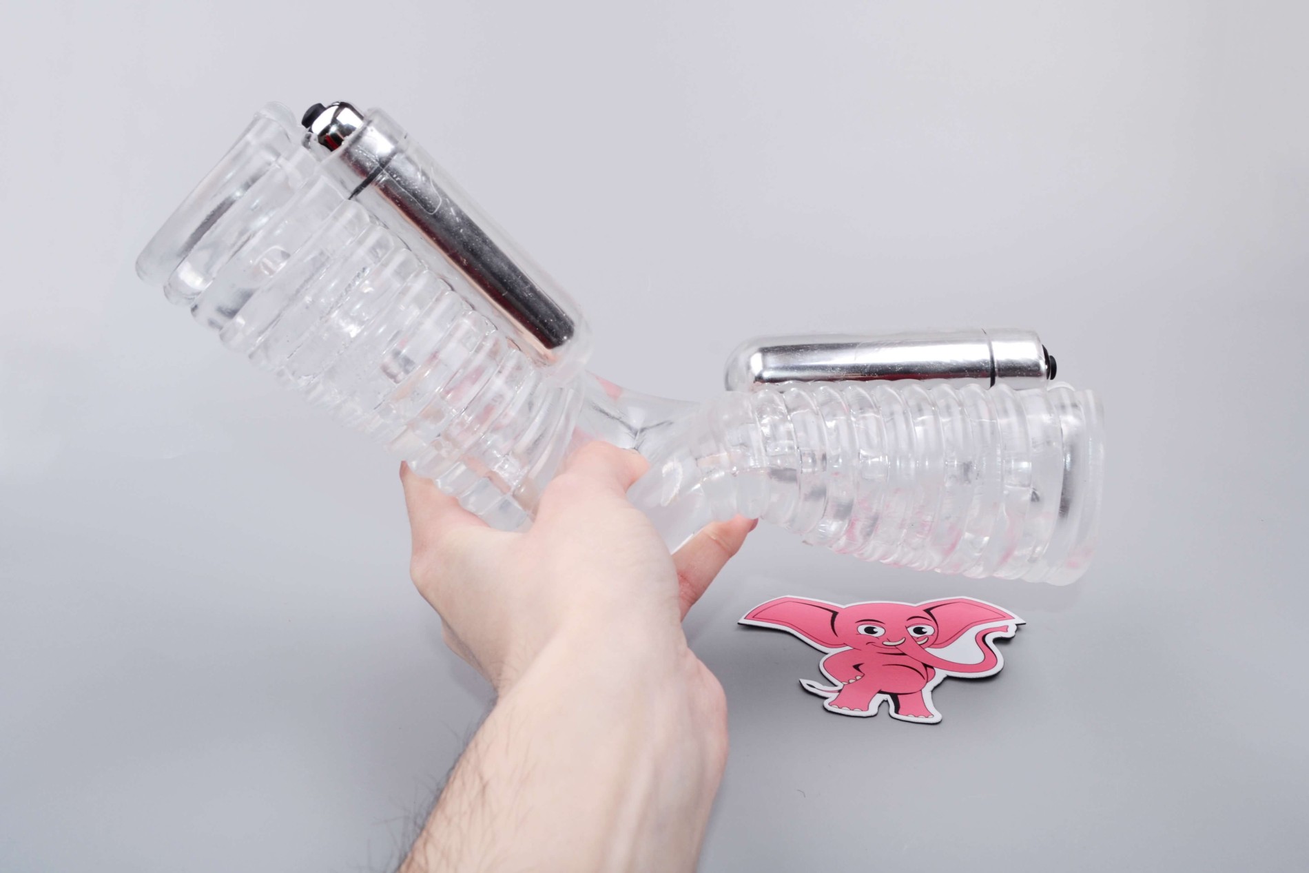 Vibrační oboustranný masturbátor Head to Head (26,5 cm), v ruce