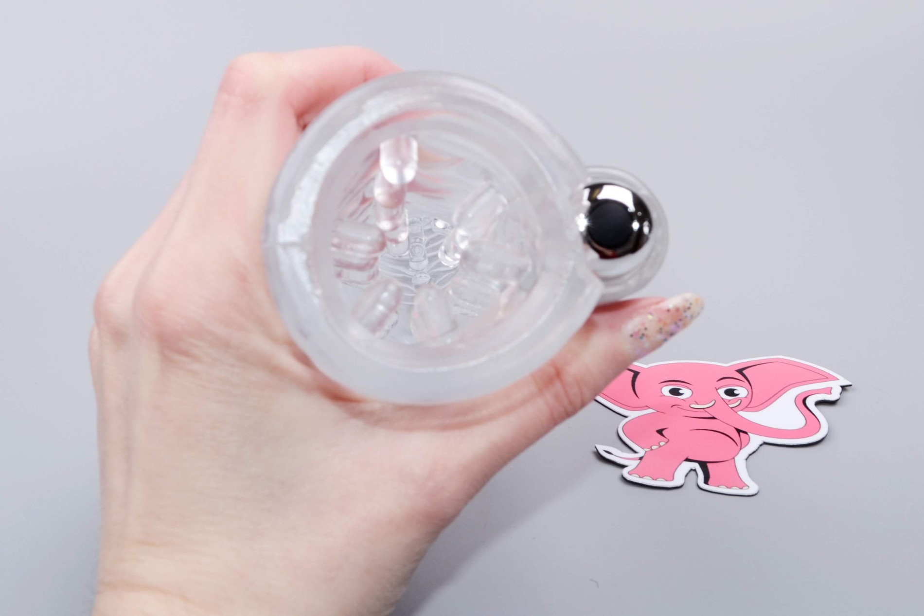 Vibrační oboustranný masturbátor Head to Head (26,5 cm), v ruce