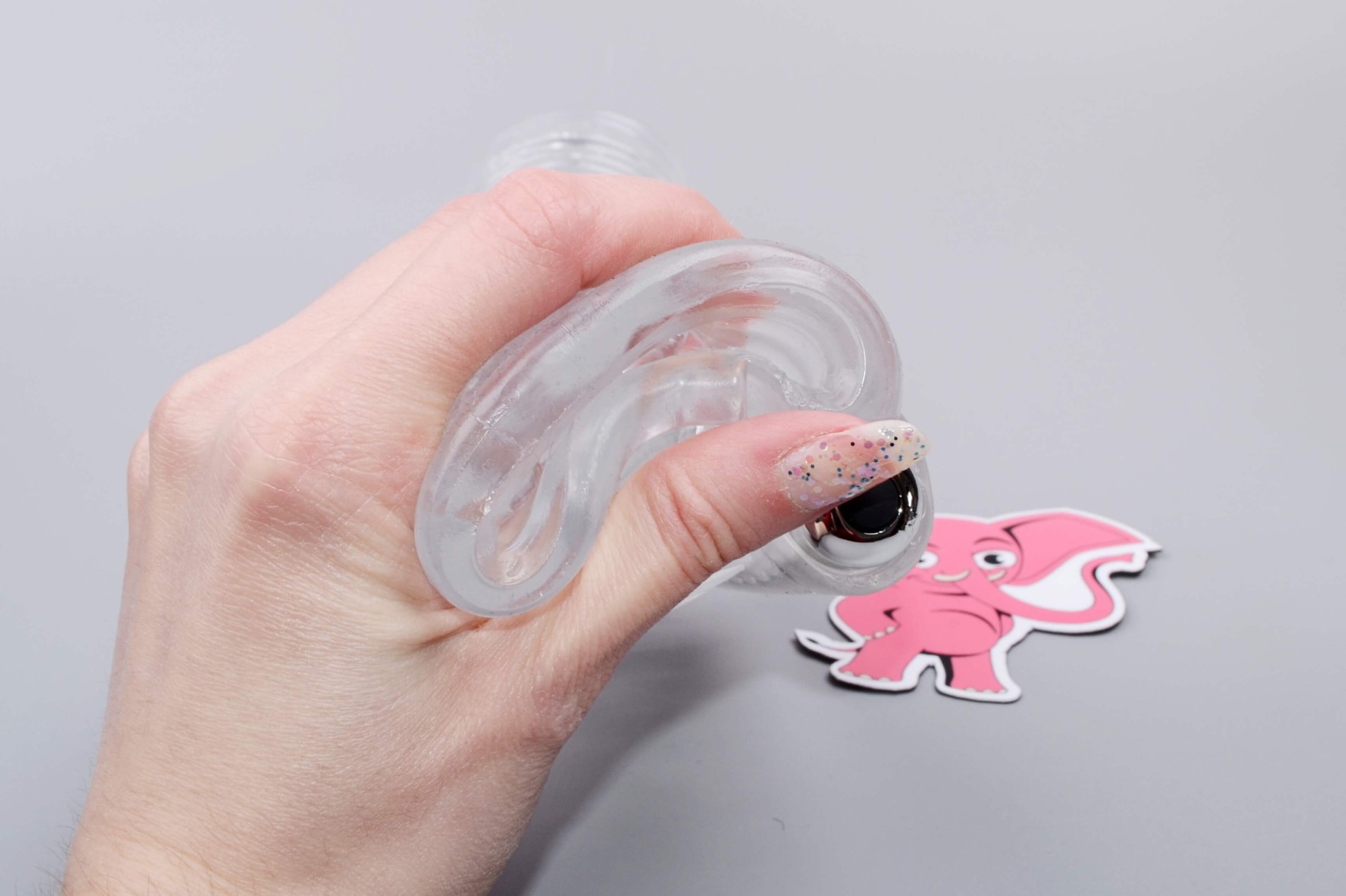 Vibrační oboustranný masturbátor Head to Head (26,5 cm), v ruce