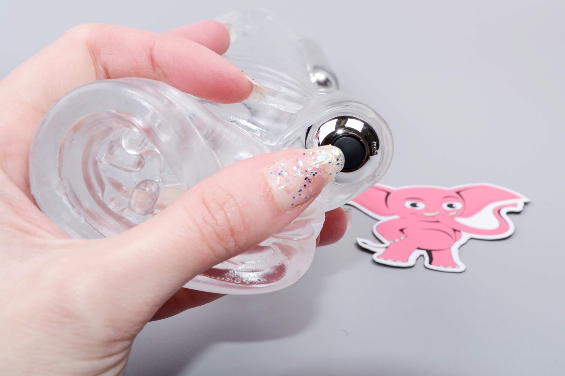 Vibrační oboustranný masturbátor Head to Head (26,5 cm), v ruce