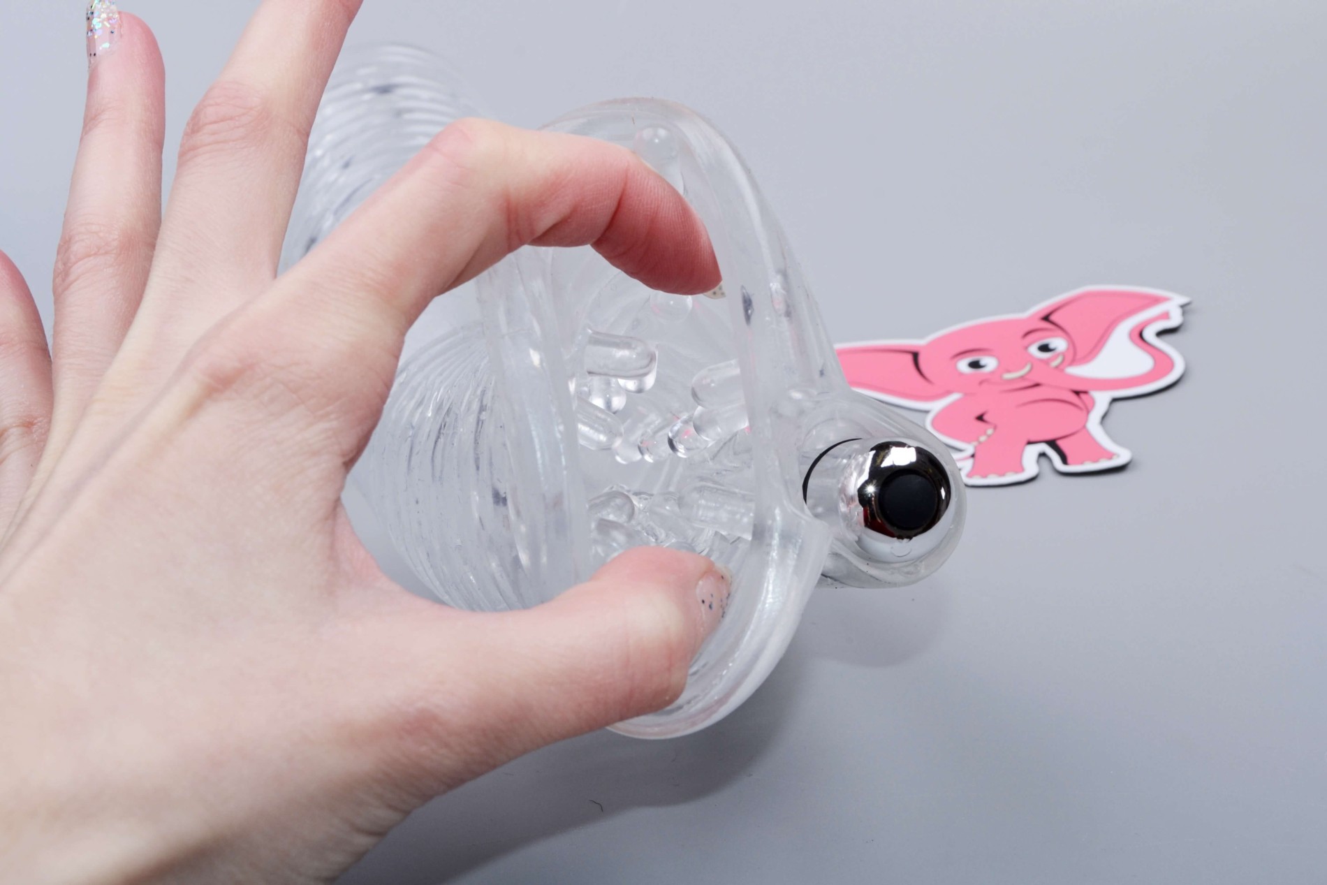 Vibrační oboustranný masturbátor Head to Head (26,5 cm), v ruce