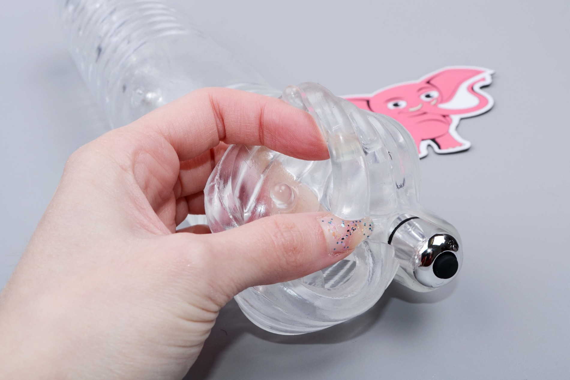 Vibrační oboustranný masturbátor Head to Head (26,5 cm), v ruce