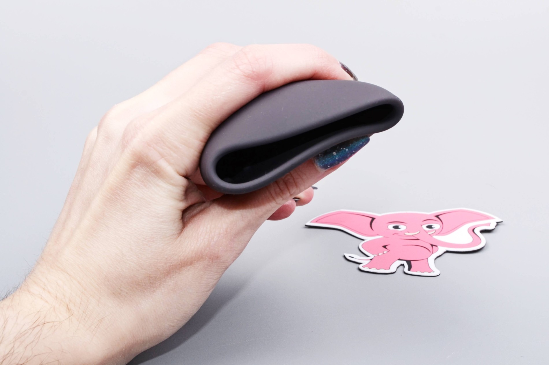 Vibrační masturbátor Squeeze–peasy (14 cm), v ruce