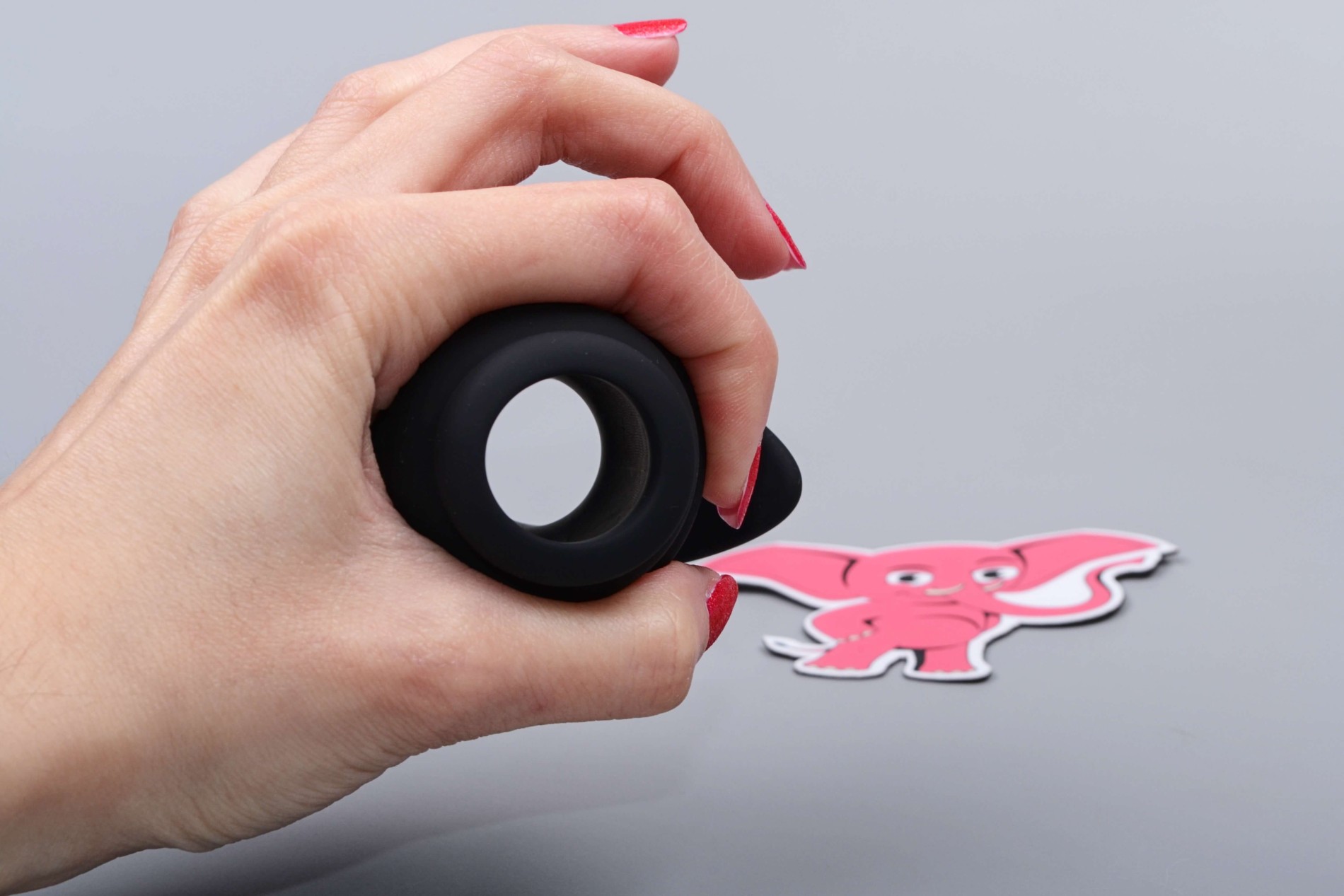 Silikonový anální tunel Notched, v ruce