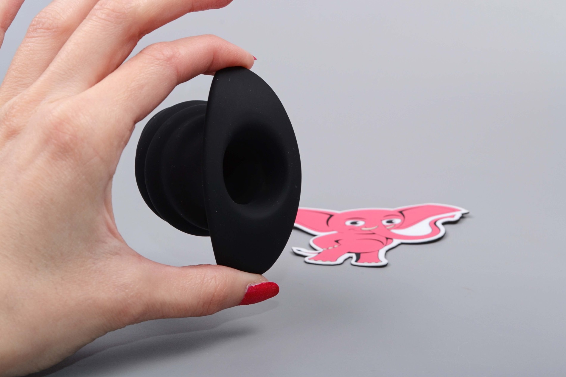 Silikonový anální tunel Notched, v ruce