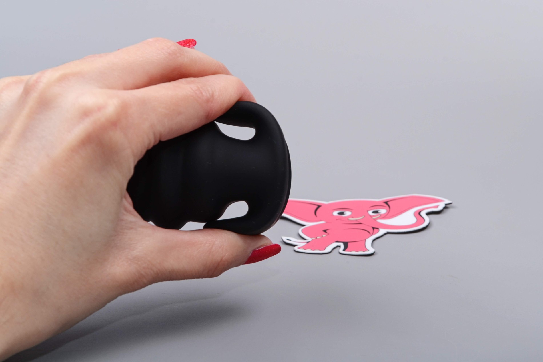 Silikonový anální tunel Notched, v ruce