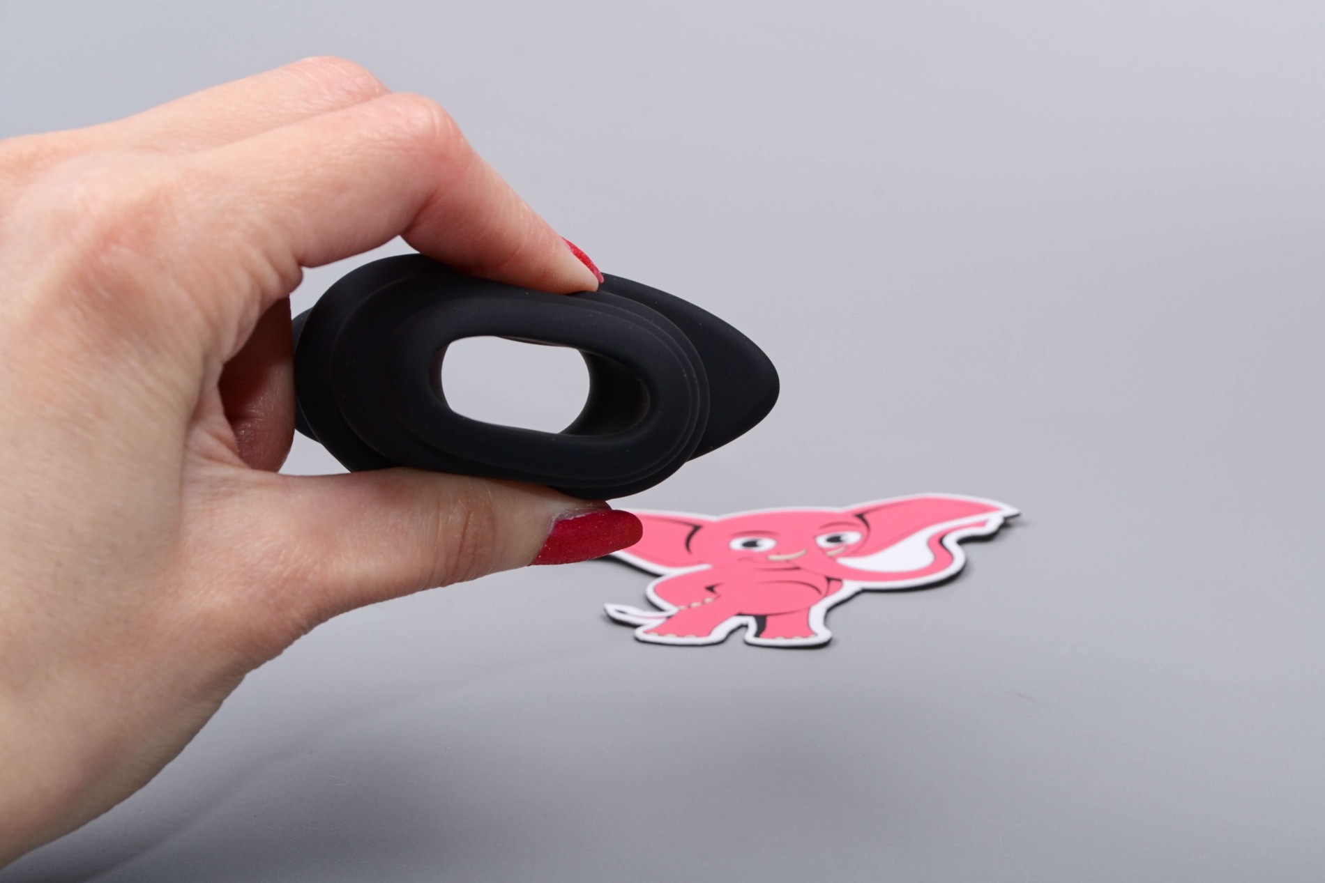 Silikonový anální tunel Notched, v ruce