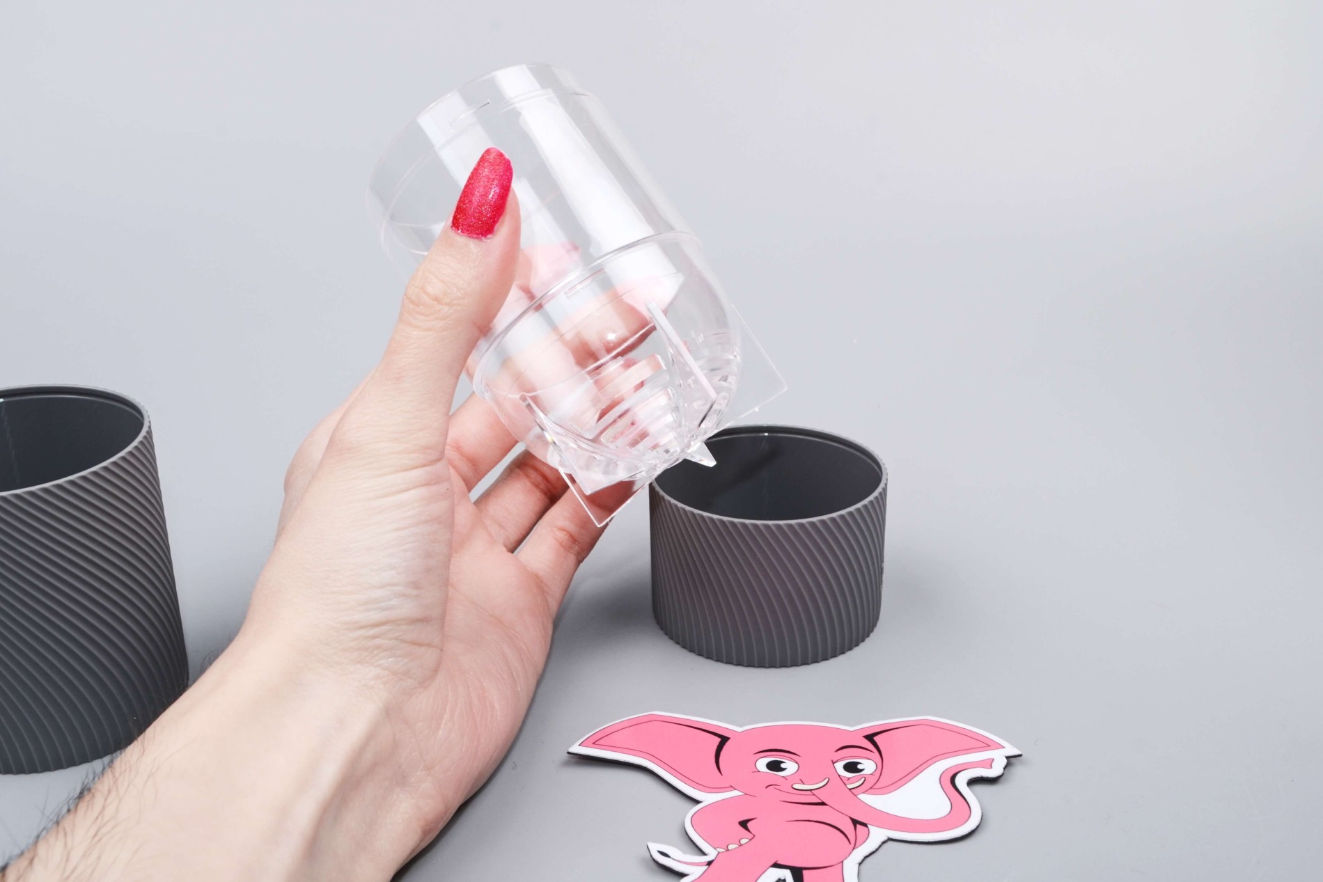 Tenga Spinner Hexa masturbátor (13 cm), v ruce