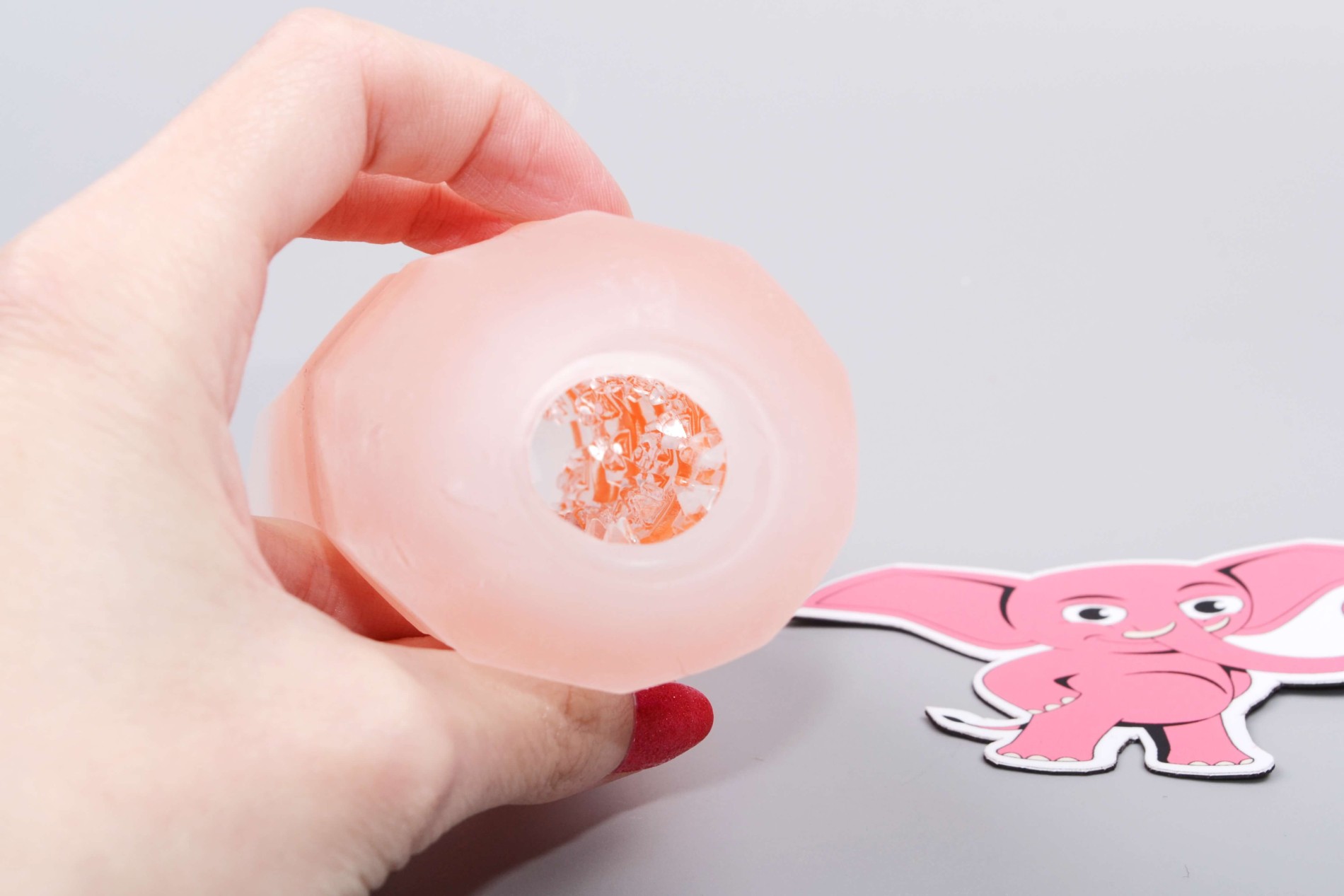 Tenga Spinner Hexa masturbátor (13 cm), v ruce
