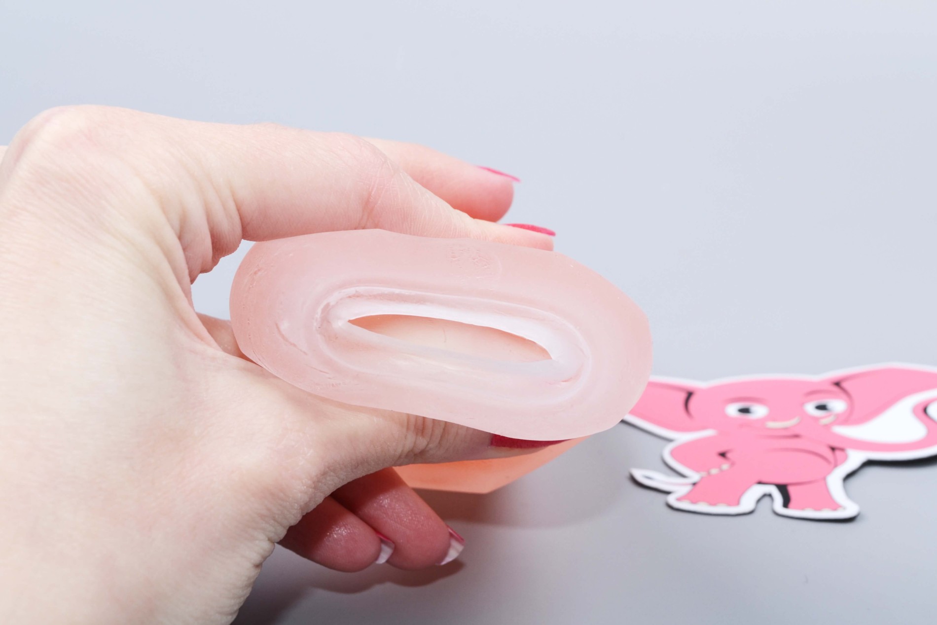 Tenga Spinner Hexa masturbátor (13 cm), v ruce