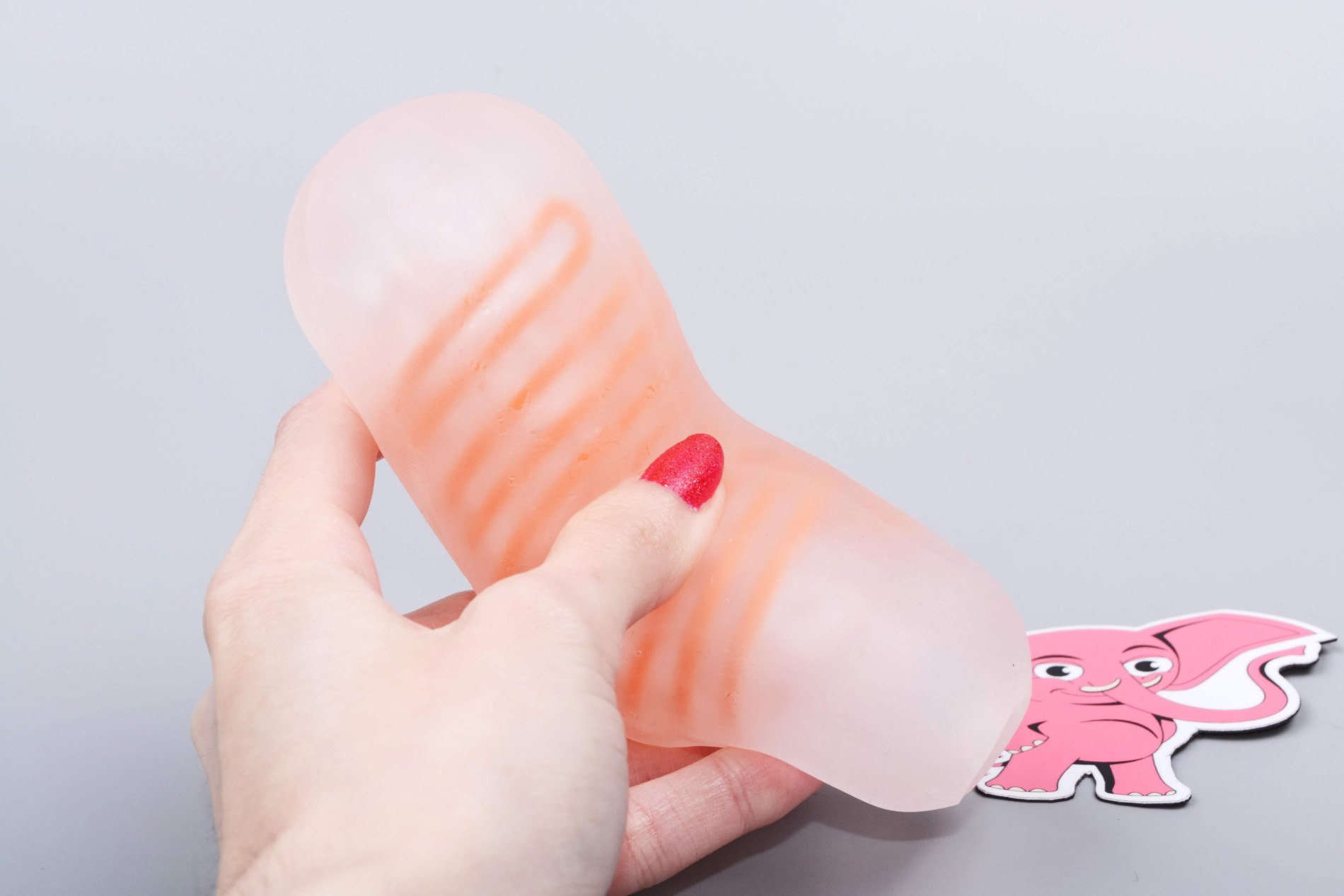 Tenga Spinner Hexa masturbátor (13 cm), v ruce