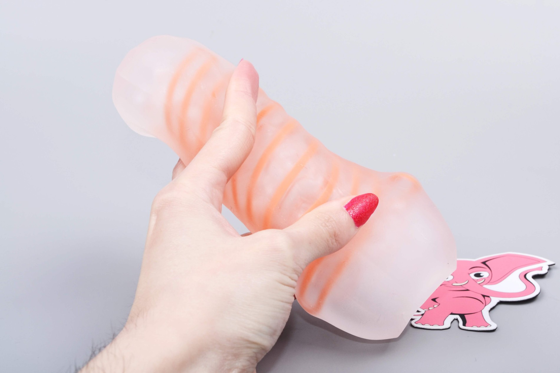 Tenga Spinner Hexa masturbátor (13 cm), v ruce