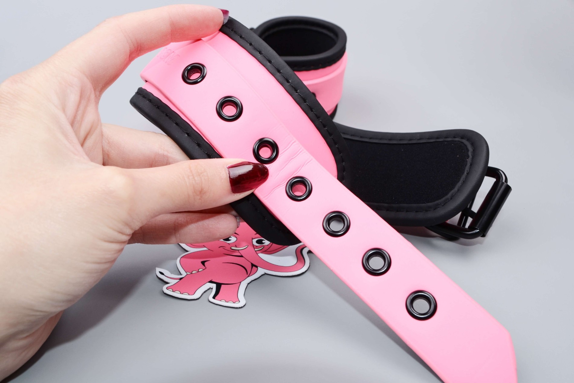 Růžová svítící pouta na nohy Pink Baddie, v ruce