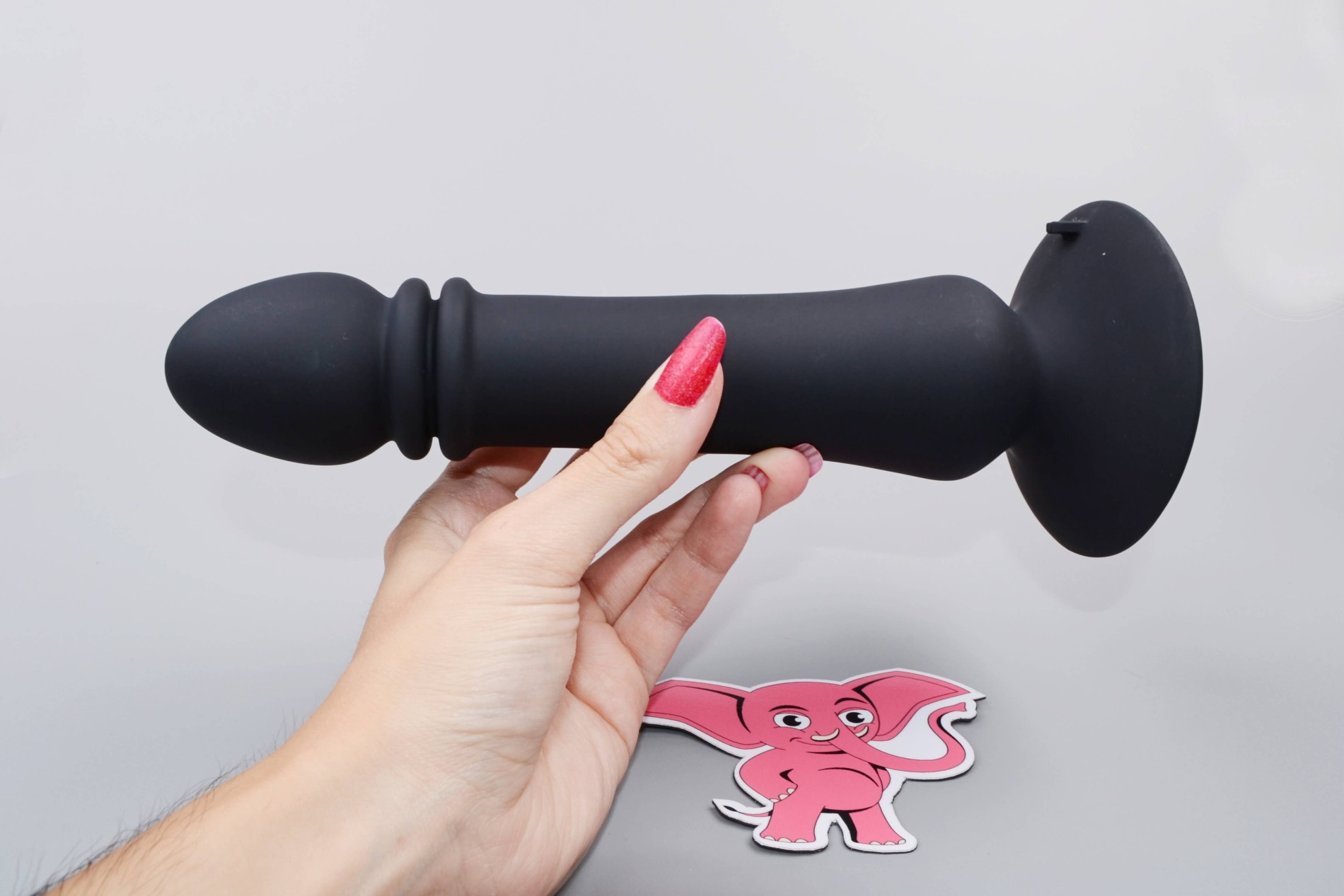 Přirážecí anální vibrátor Dream Orgasm s dálkovým ovládáním, v ruce