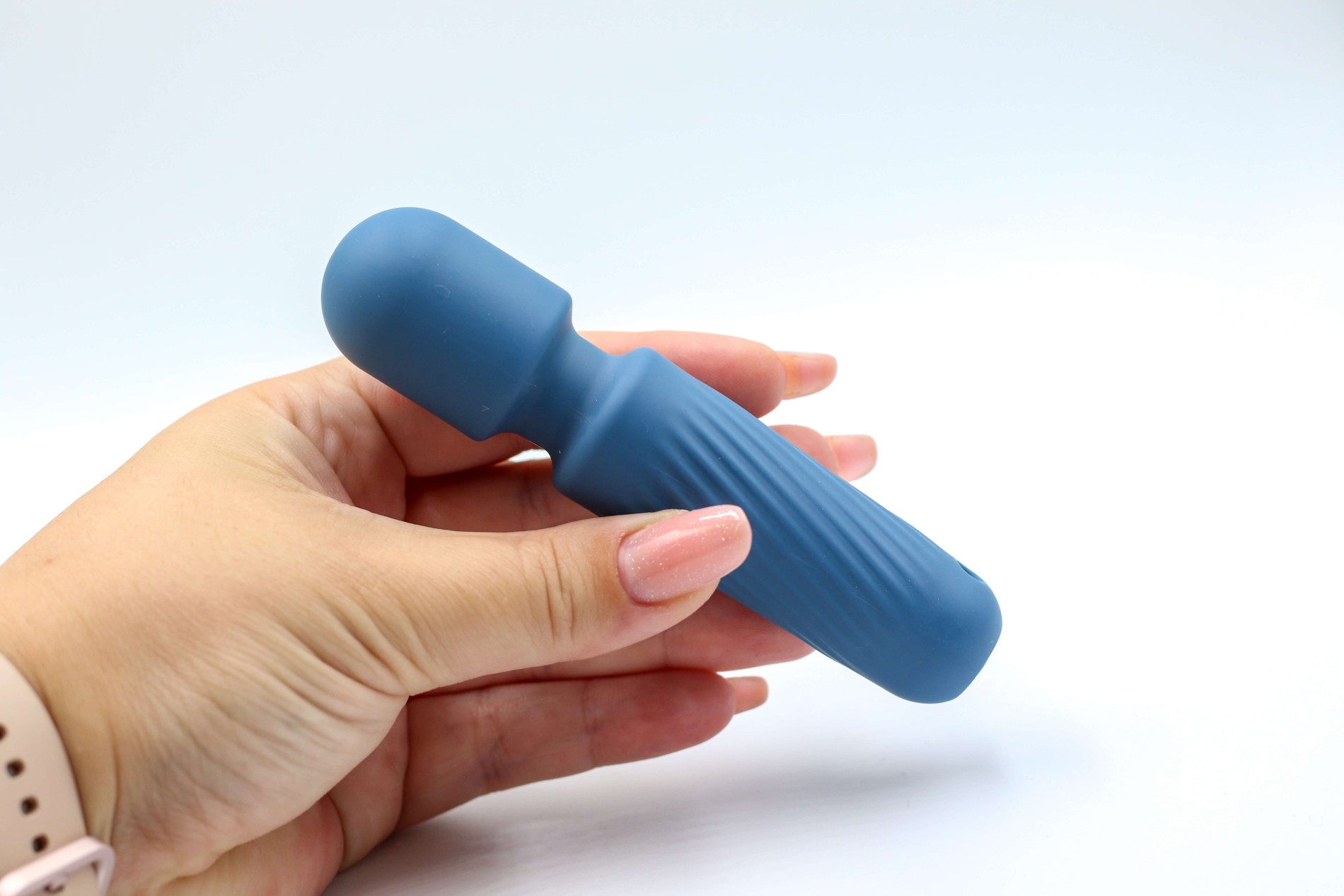 Mini masážní vibrátor ze silikonu Tiny Wand III (12 cm), v ruce