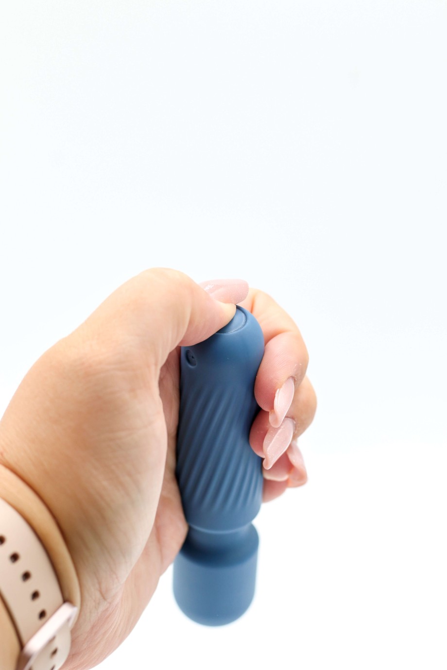 Mini masážní vibrátor ze silikonu Tiny Wand III (12 cm), v ruce