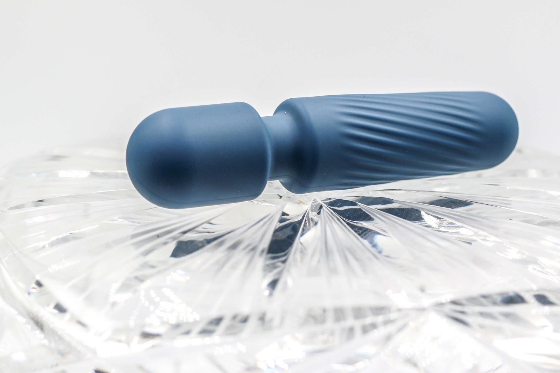 Mini masážní vibrátor ze silikonu Tiny Wand III (12 cm)