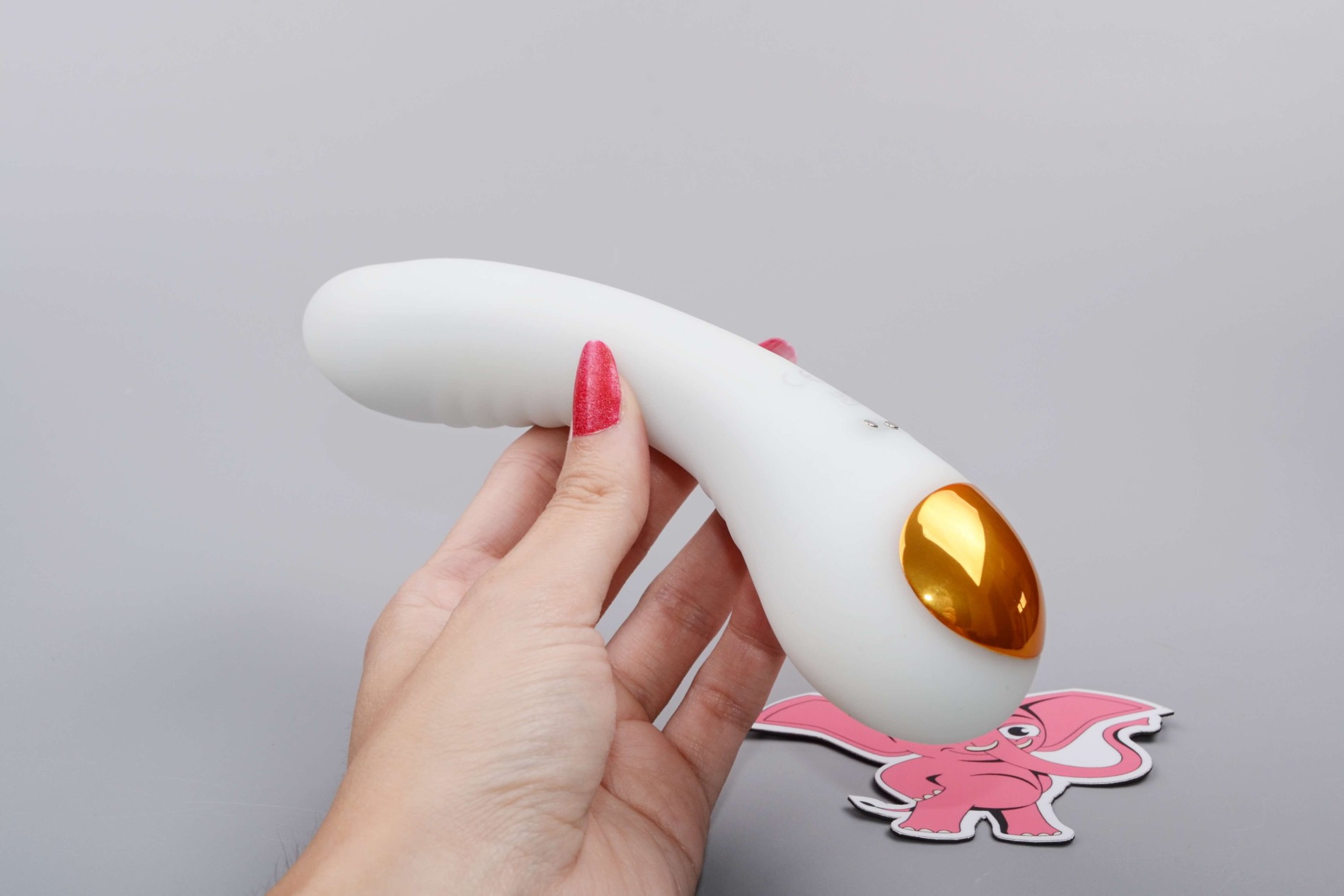 Svítící silikonový vibrátor Lumisphere (18 cm), v ruce