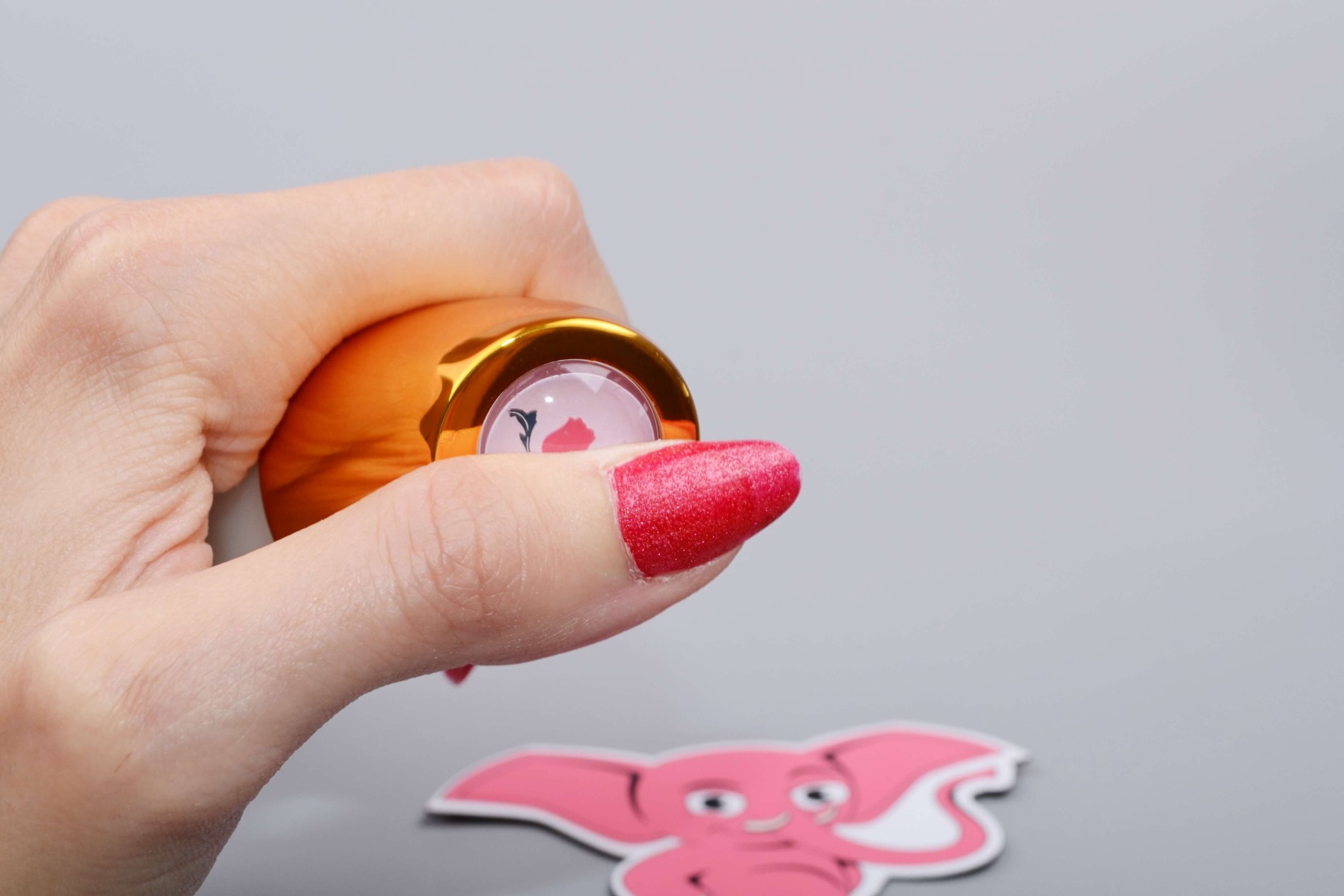 Svítící silikonový vibrátor s výběžkem na klitoris Lumisphere Bunny (19,5 cm), v ruce