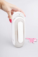 Tenga Flip Hole Zero EV vibrační masturbátor, v ruce