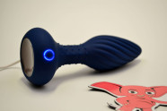 Anální kolík Rimming Blaze s dálkovým ovládáním (14,5 cm), nabíjení